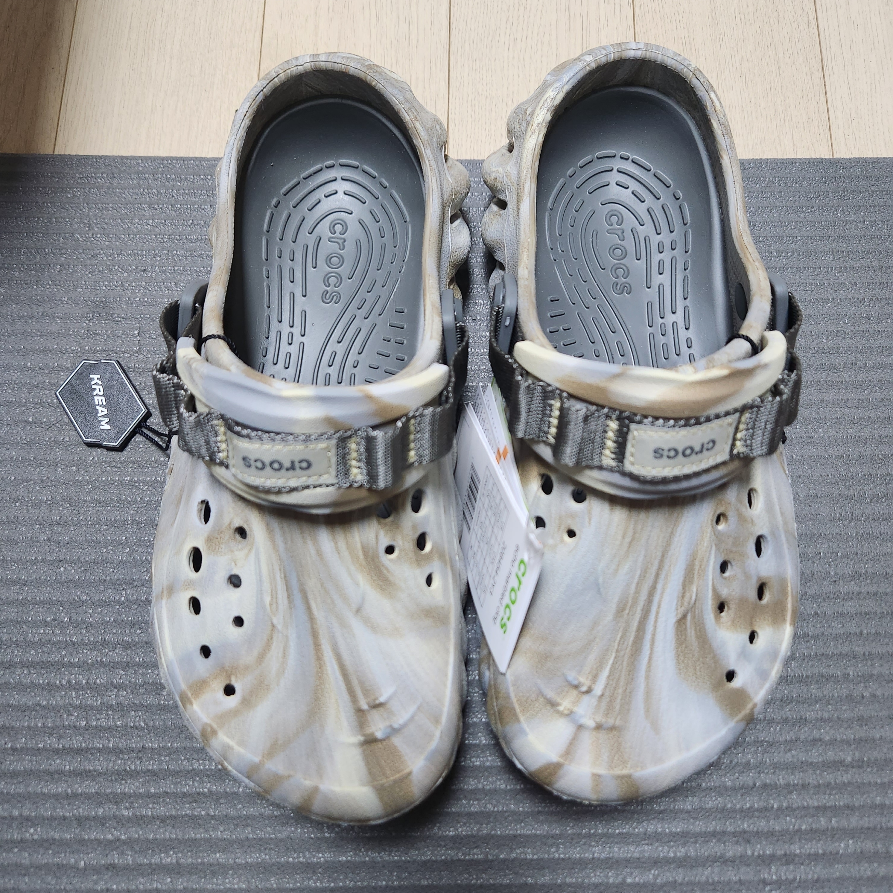 Crocs Echo Marbled Clog Bone Multi 착용 스타일