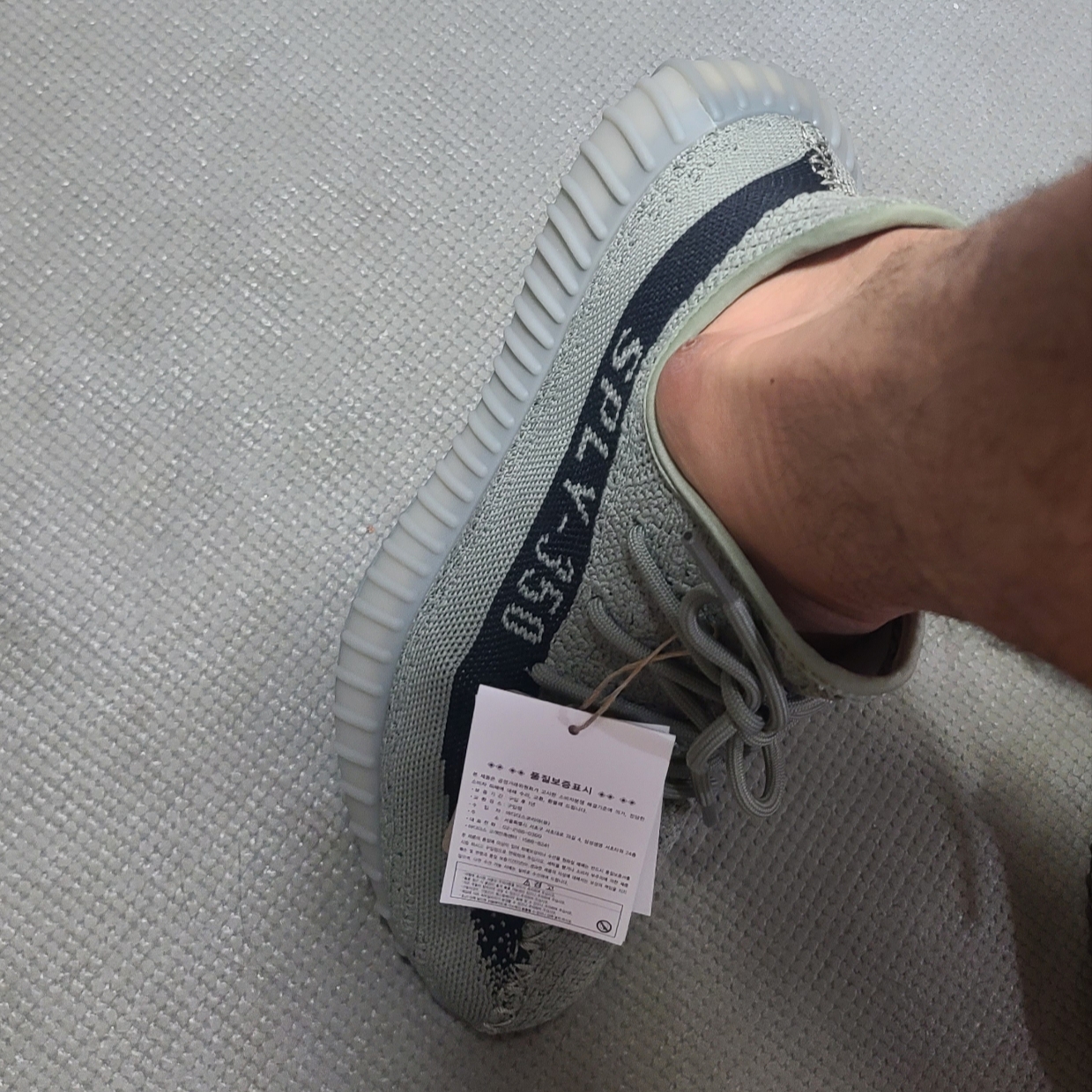 Adidas Yeezy Boost 350 V2 Granite Core Black 착용 스타일 - 3