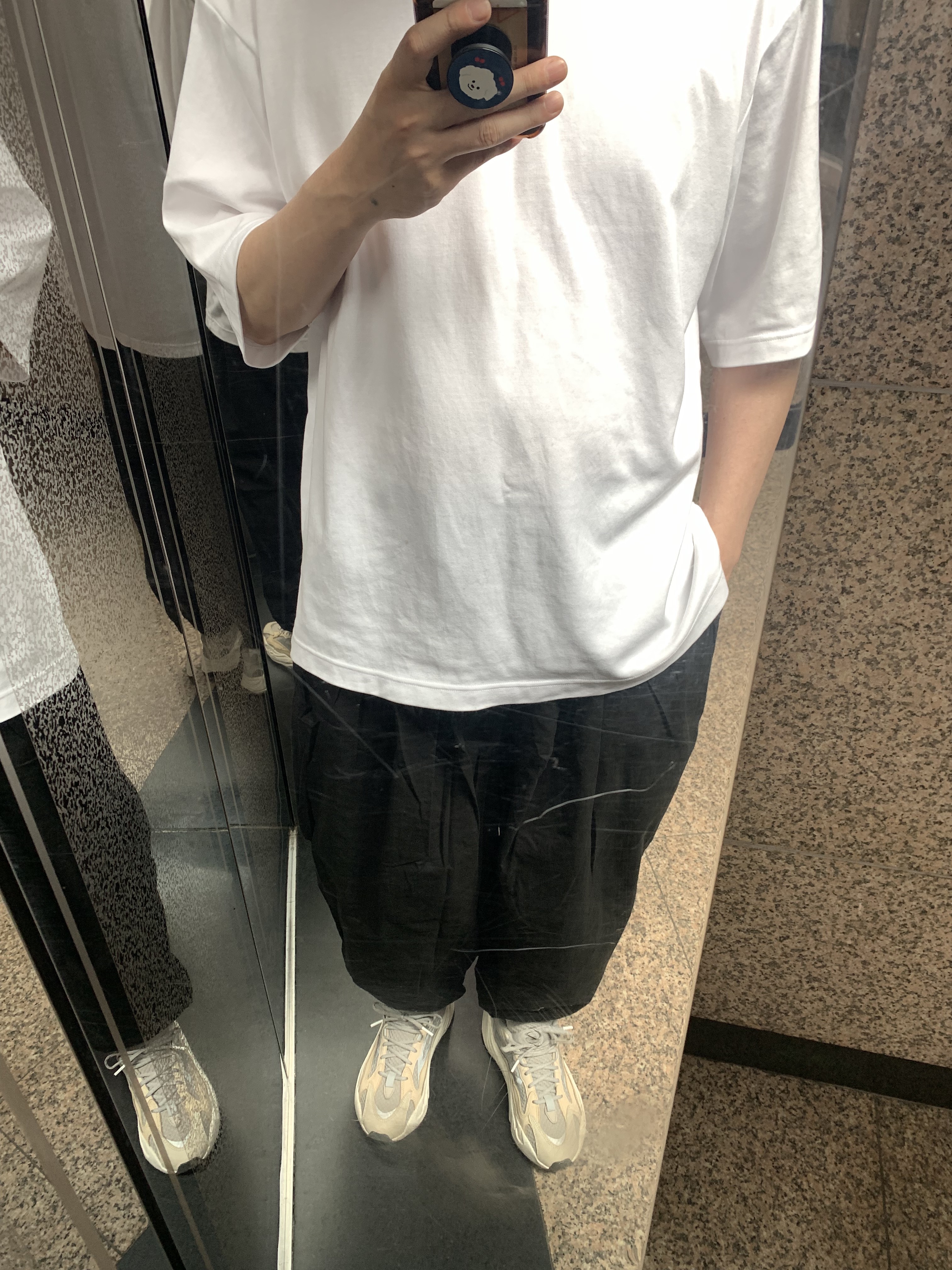 Adidas Yeezy Boost 700 V2 Cream 착용 스타일
