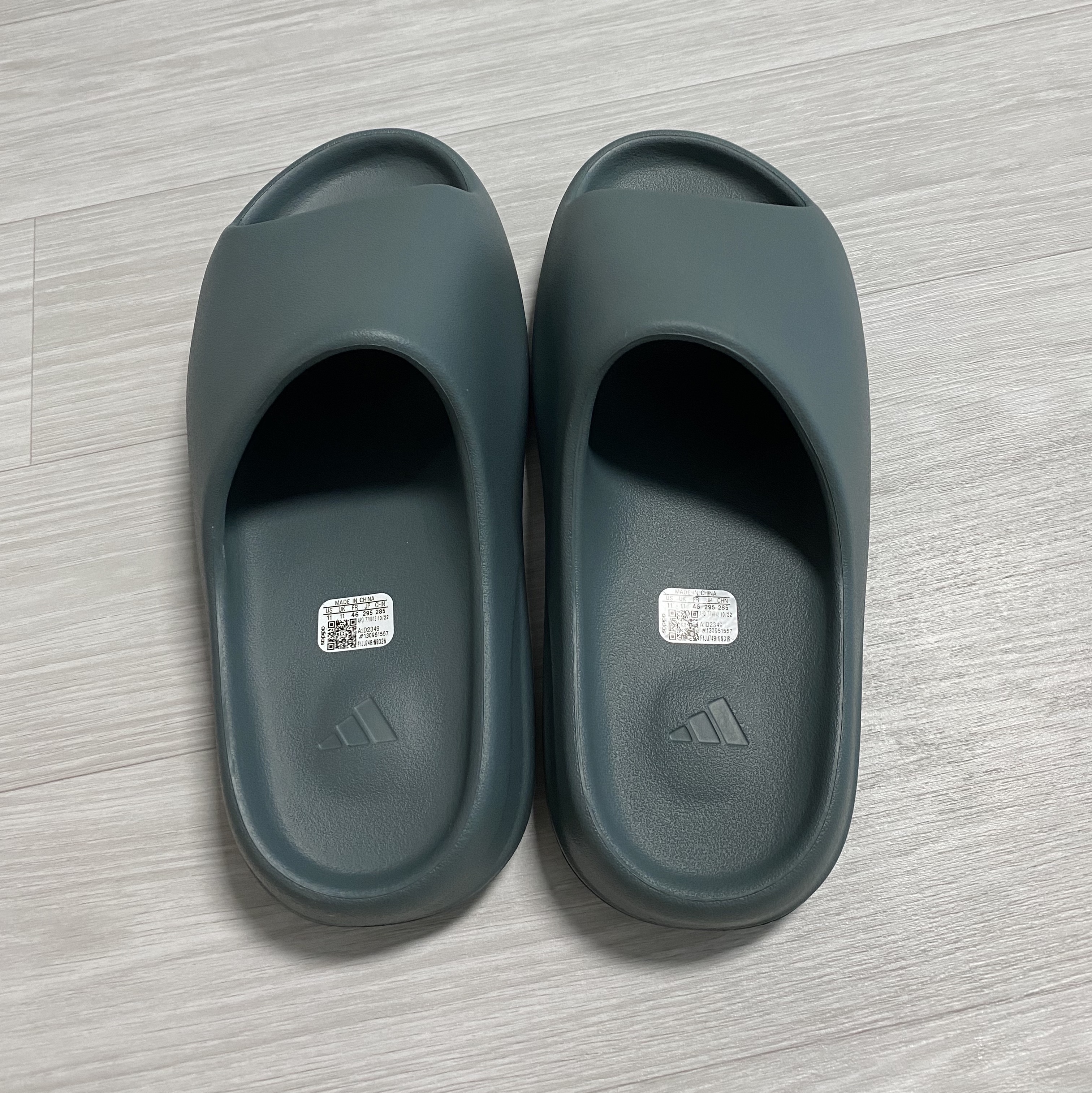 Adidas Yeezy Slide Slate Marine 착용 스타일 - 3