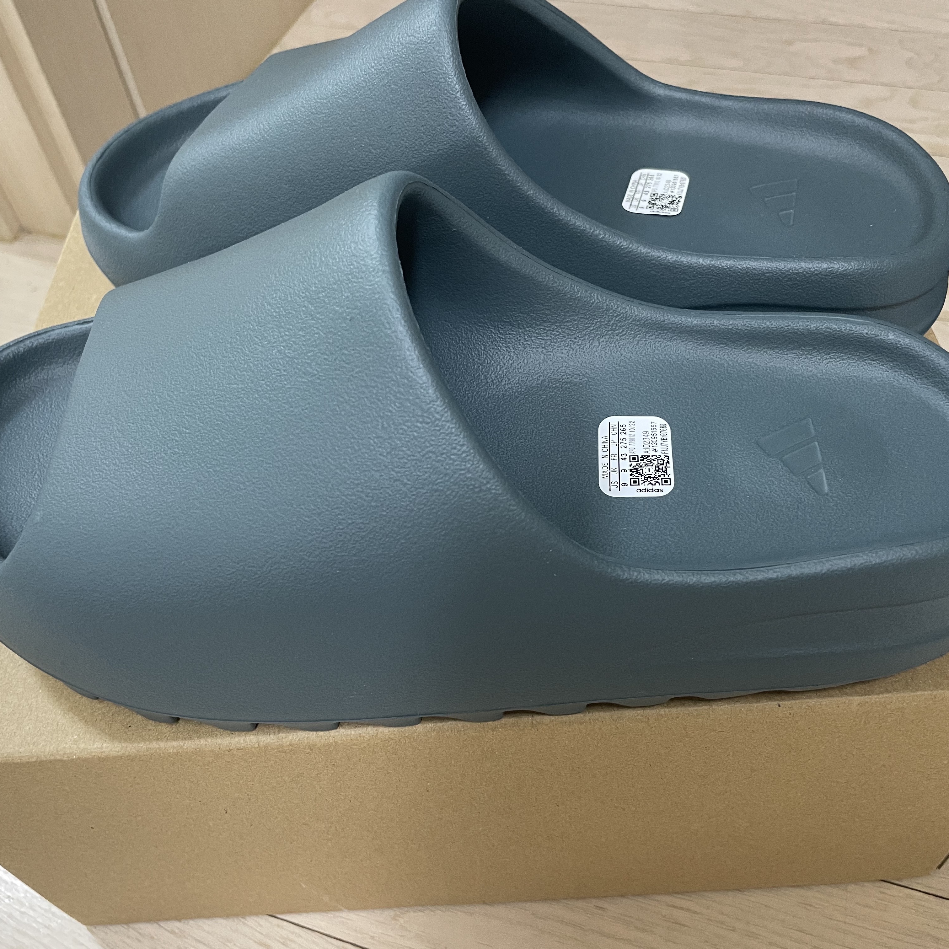Adidas Yeezy Slide Slate Marine 착용 스타일