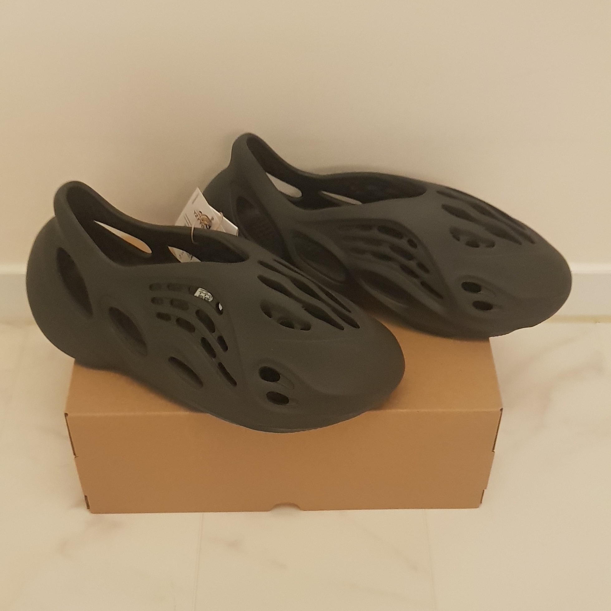 Adidas Yeezy Foam RNNR Carbon 착용 스타일 - 3