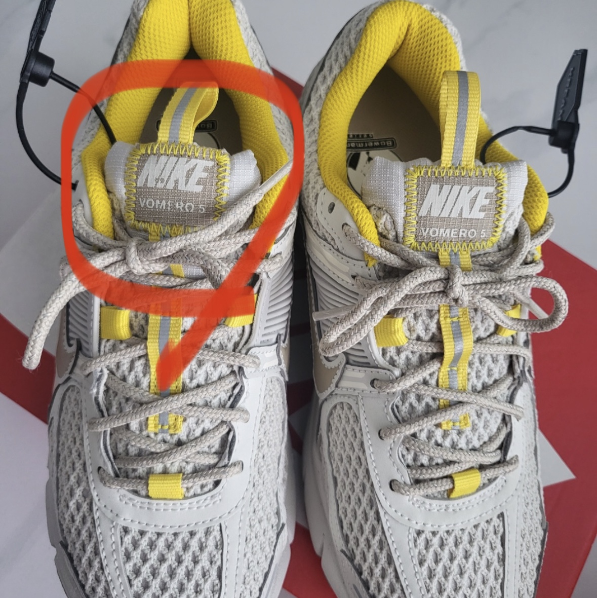 (W) Nike Zoom Vomero 5 Light Bone 착용 스타일