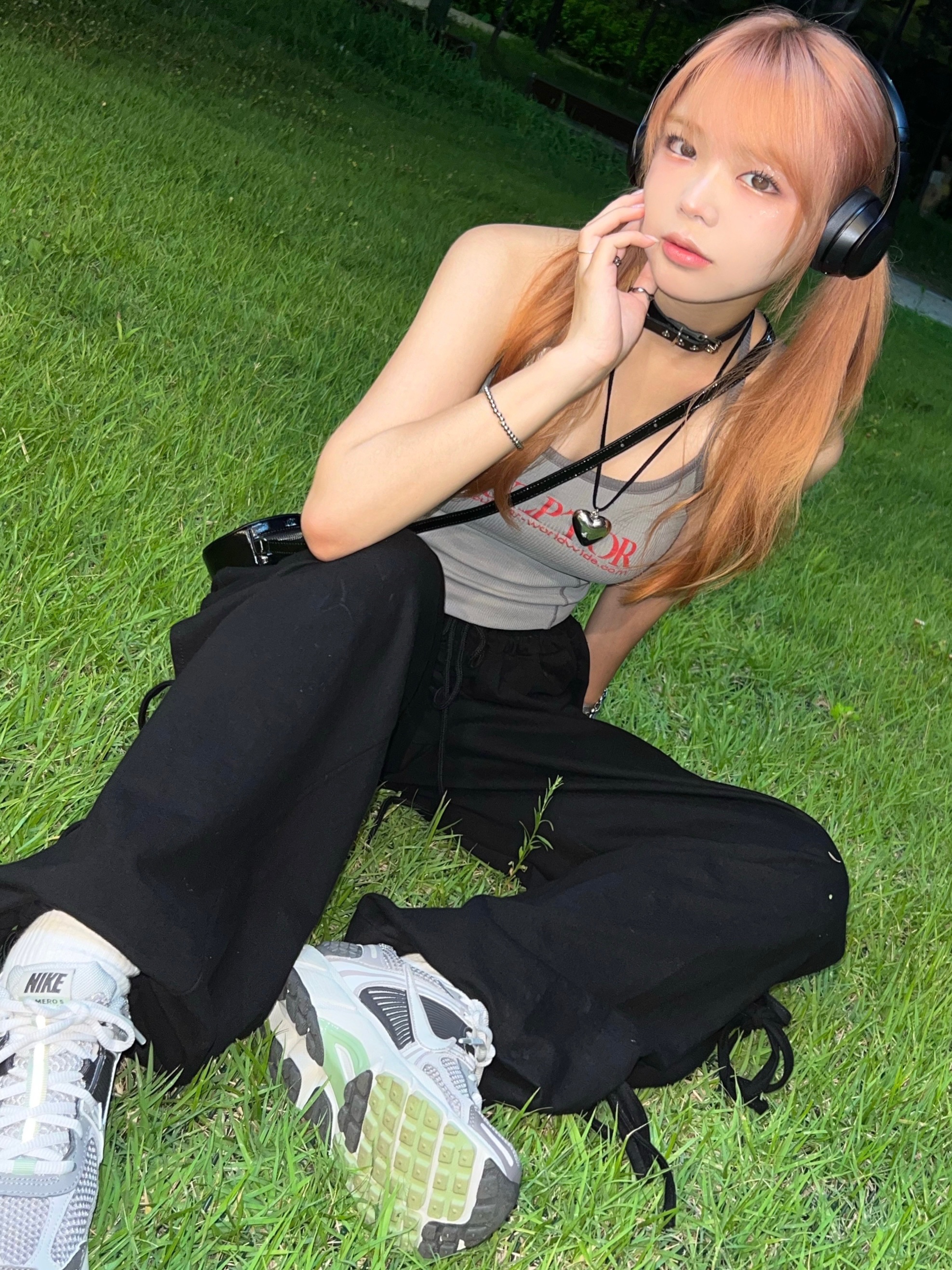 (W) Nike Zoom Vomero 5 Cobblestone and Flat Pewter, Beats Studio 3 Wireless Over Ear Headphone Matt Black (Korean Ver.) 착용 스타일 - 1