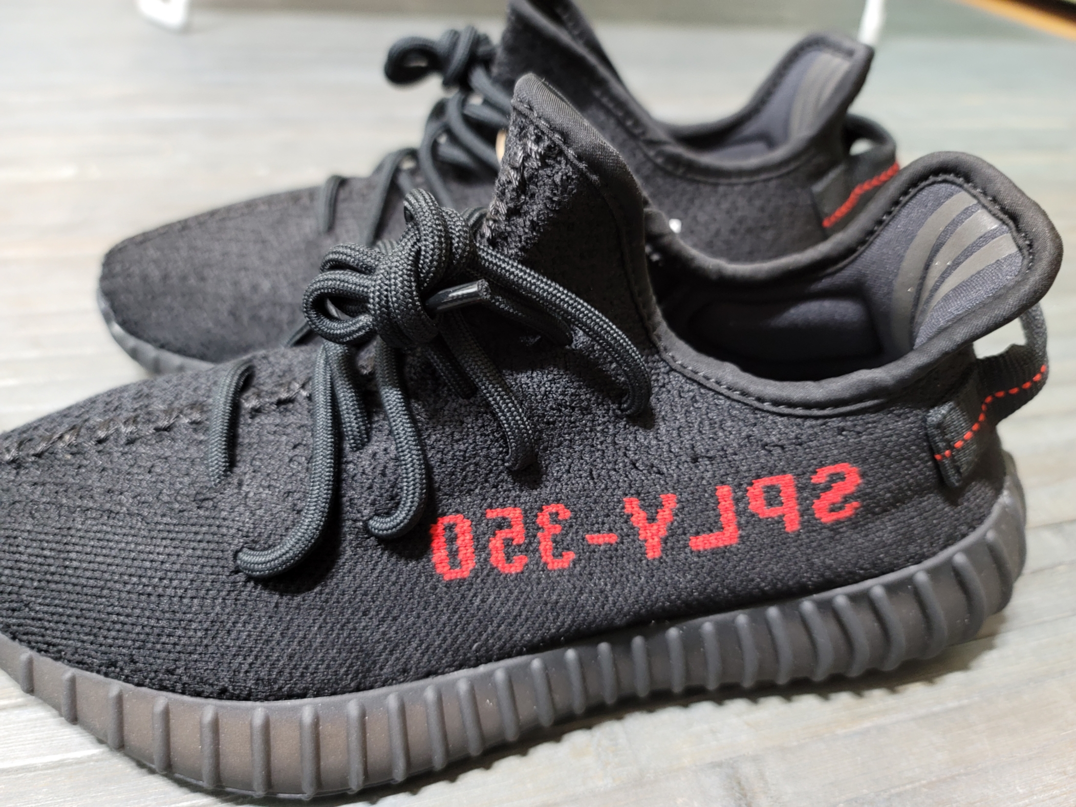 Adidas Yeezy Boost 350 V2 Black Red 2020 착용 스타일 - 3
