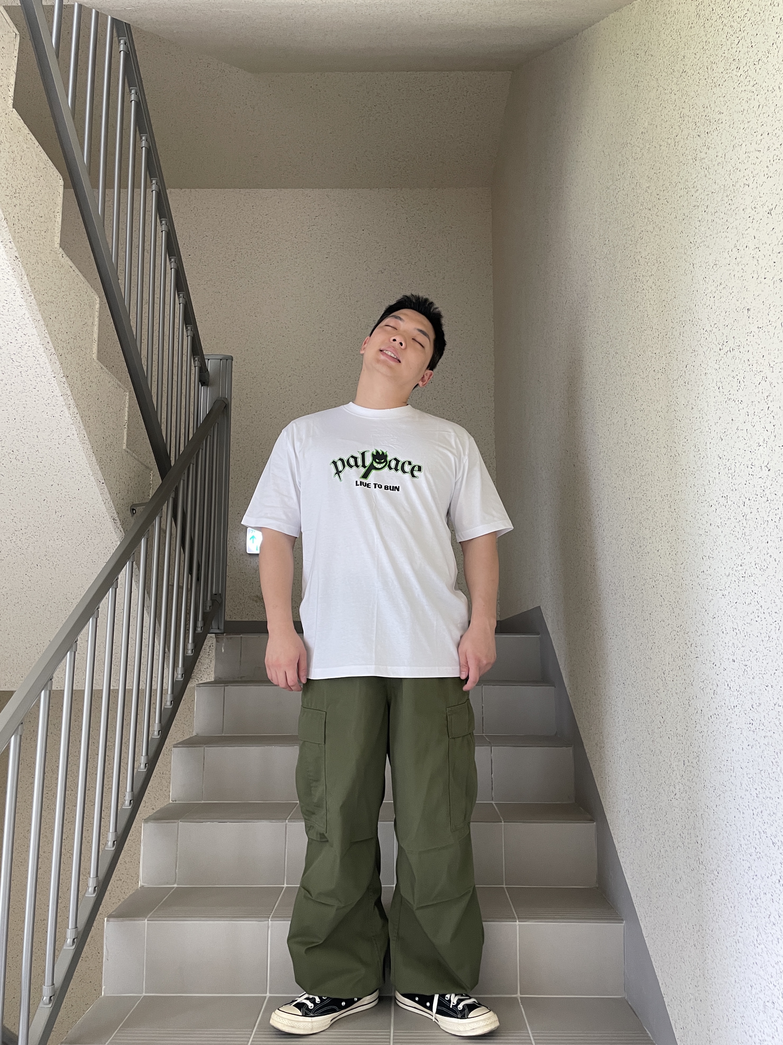 Palace Spitfire P-Head T-Shirt White - 23SS, Converse Chuck 70 Ox Black - Standard 착용 스타일 - 2