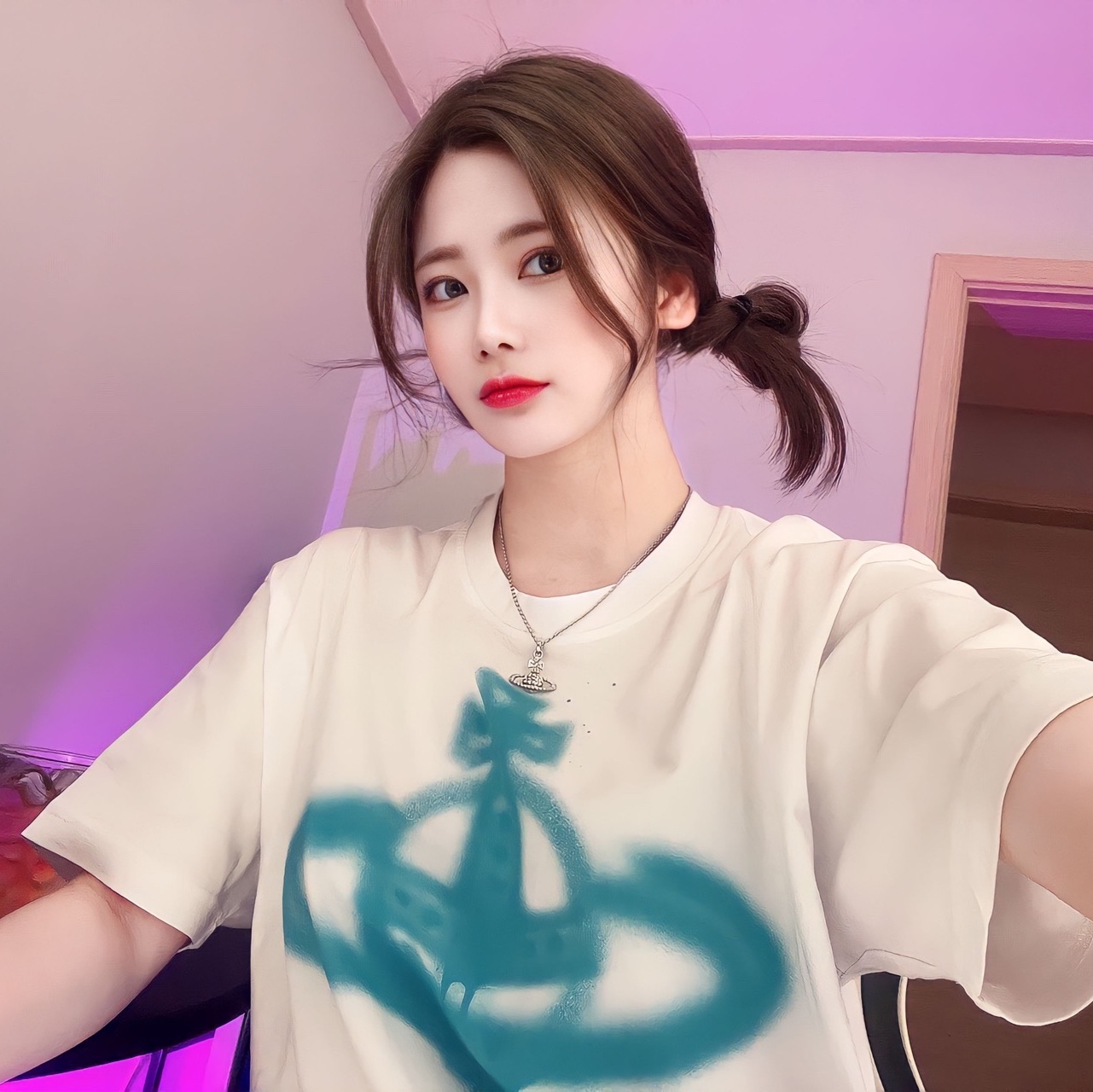 Vivienne Westwood Spray Orb Cotton T-Shirt White 착용 스타일 - 1