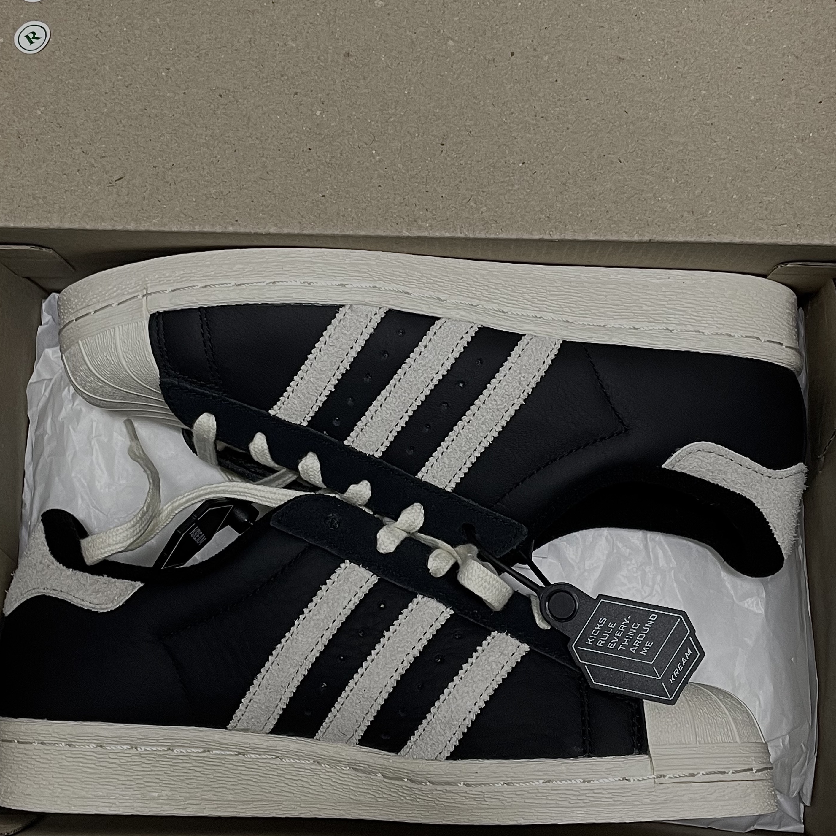 Adidas Superstar 82 Black White 착용 스타일 - 3