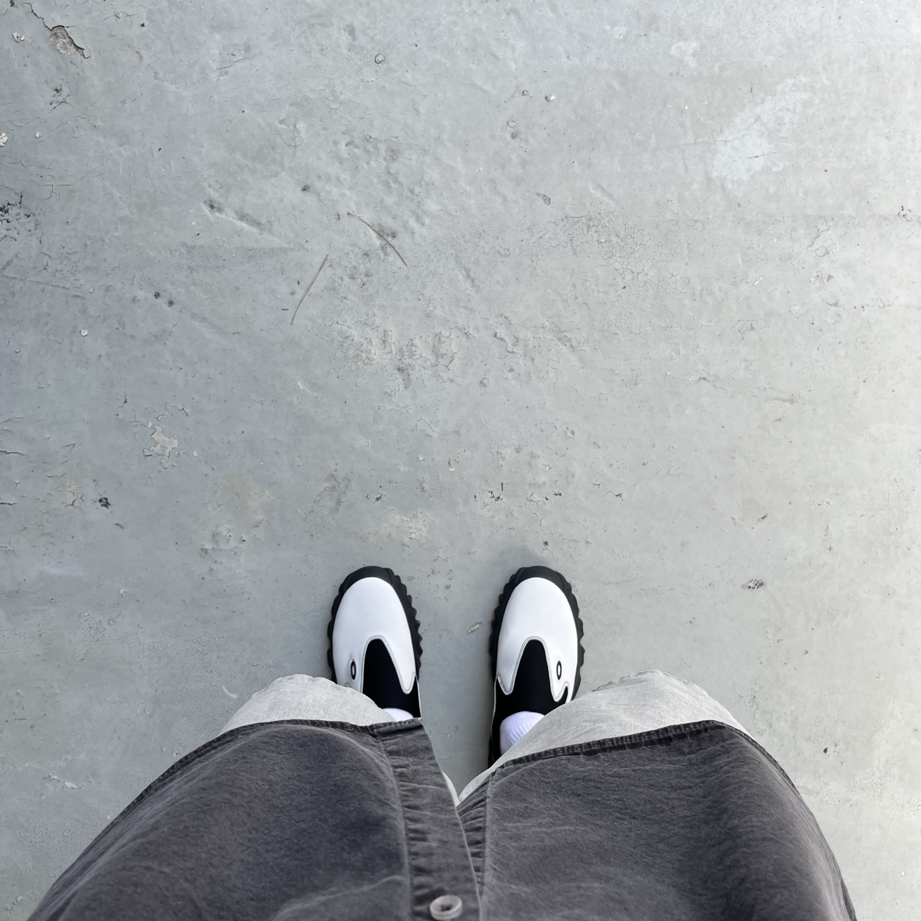 Oakley Factory Team x Brain Dead x Ssense Chop Saw Mule White 착용 스타일 - 2