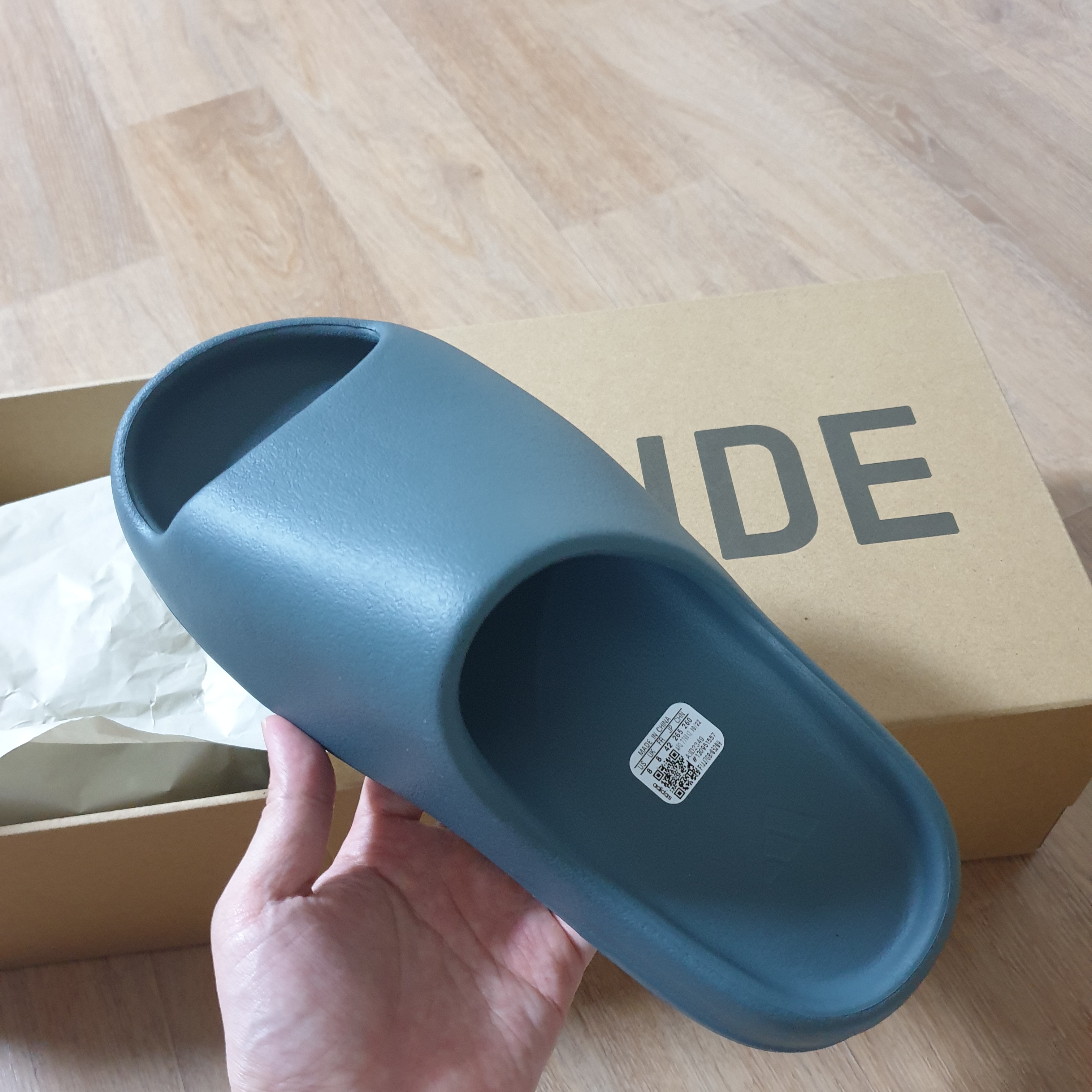 Adidas Yeezy Slide Slate Marine 착용 스타일