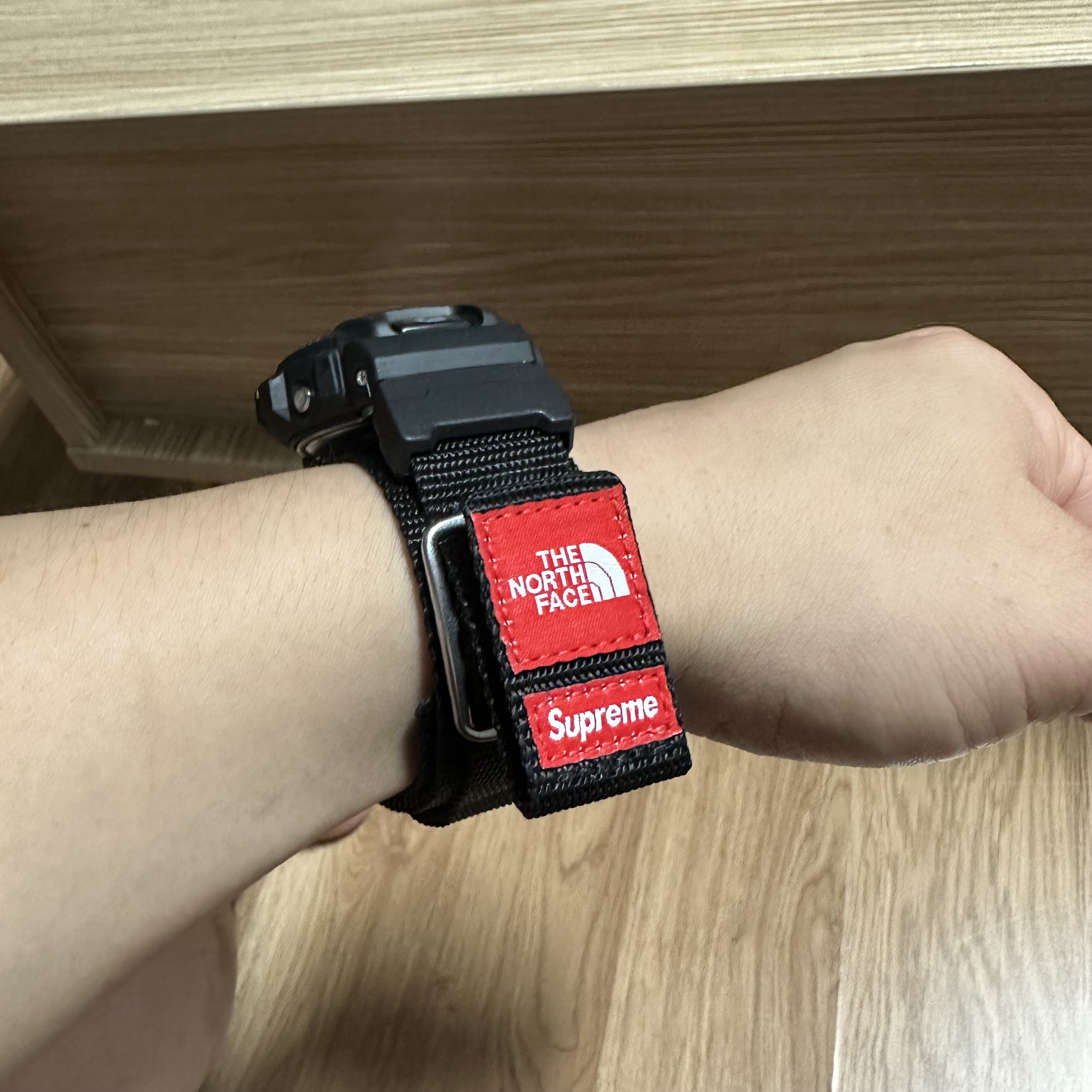 Casio G-Shock x Supreme x The North Face DW-6900 Black 착용 스타일