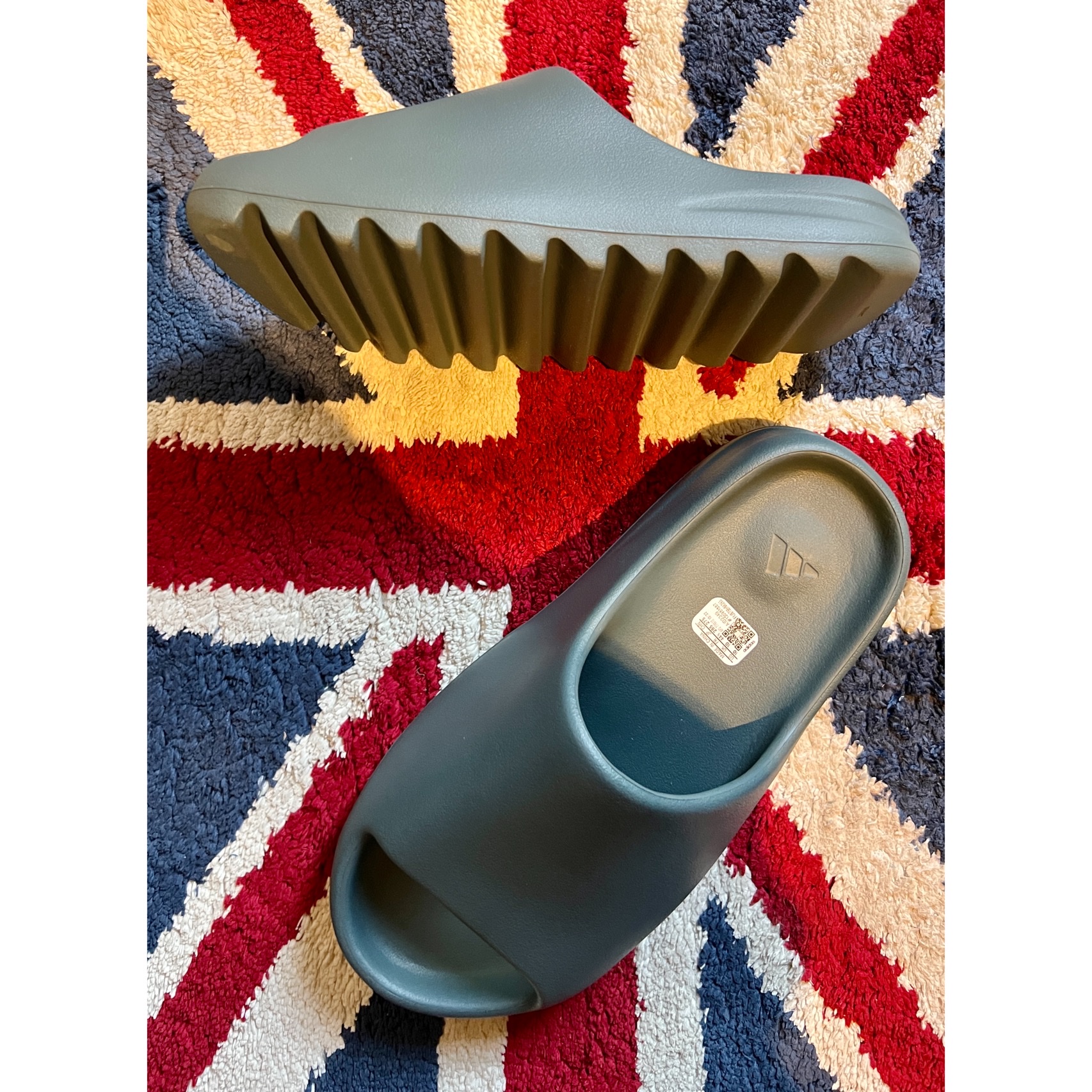 Adidas Yeezy Slide Slate Marine 착용 스타일 - 2
