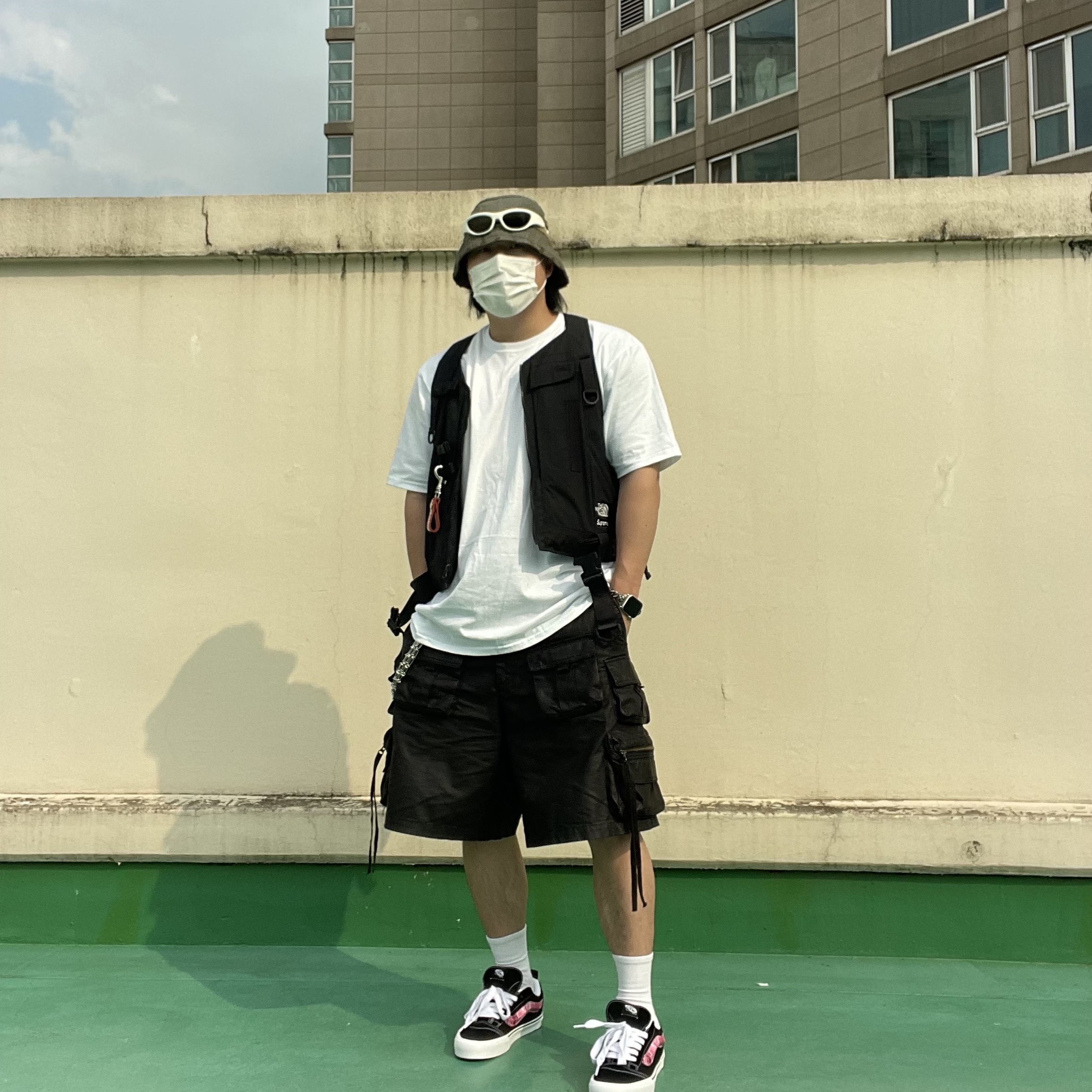 Vans x Peaches. Knu-Skool Black Pink, Undermycar Skal Multi Cargo Vintage Shorts Wren - 23SS 착용 스타일 - 3