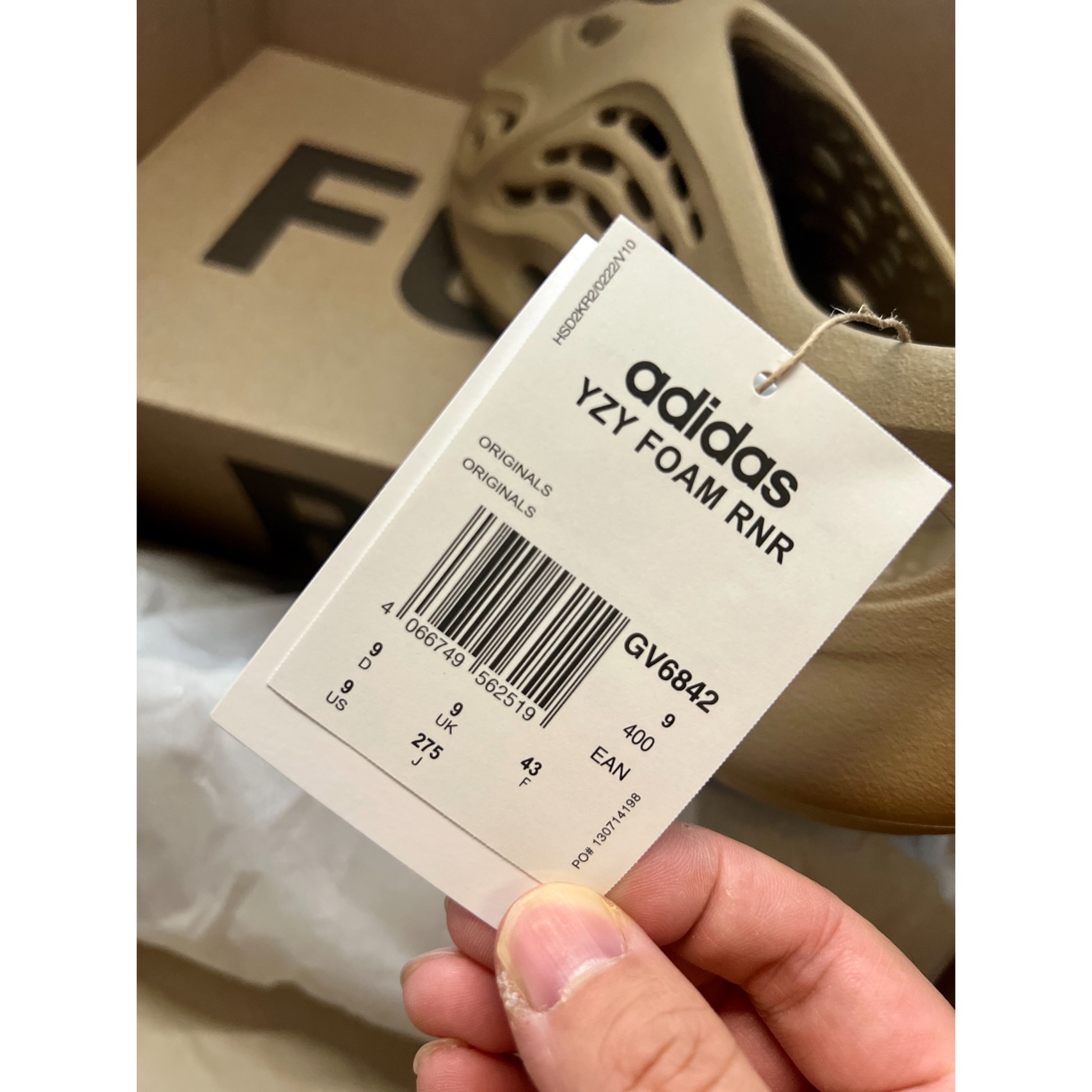 Adidas Yeezy Foam RNNR Clay Taupe 착용 스타일 - 2