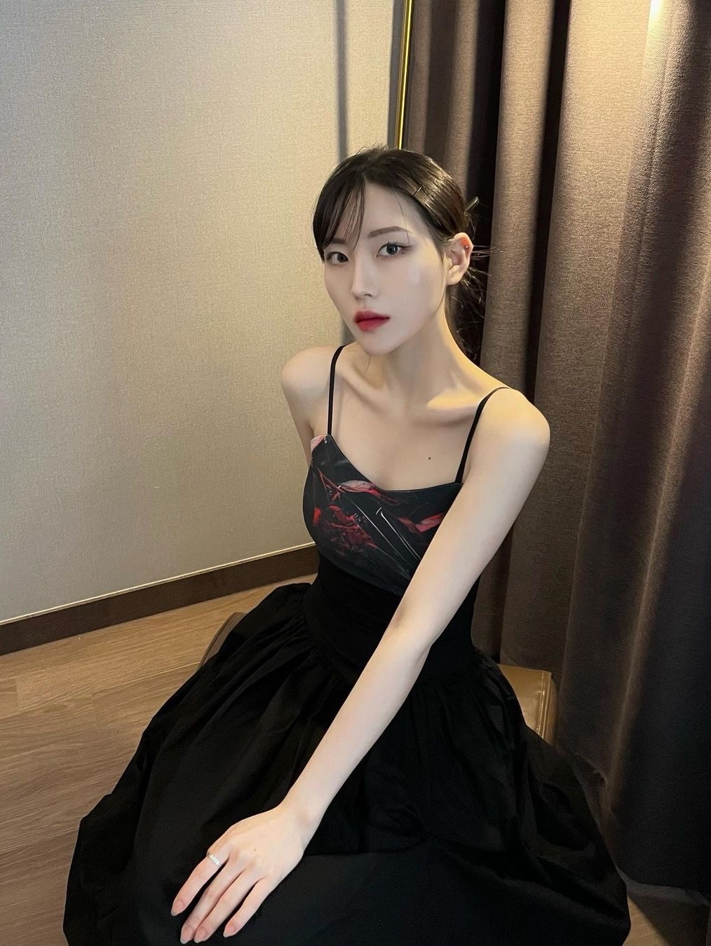 Darling You're Bad Women Unbalanced Shirring Long Dress Black 착용 스타일 - 1