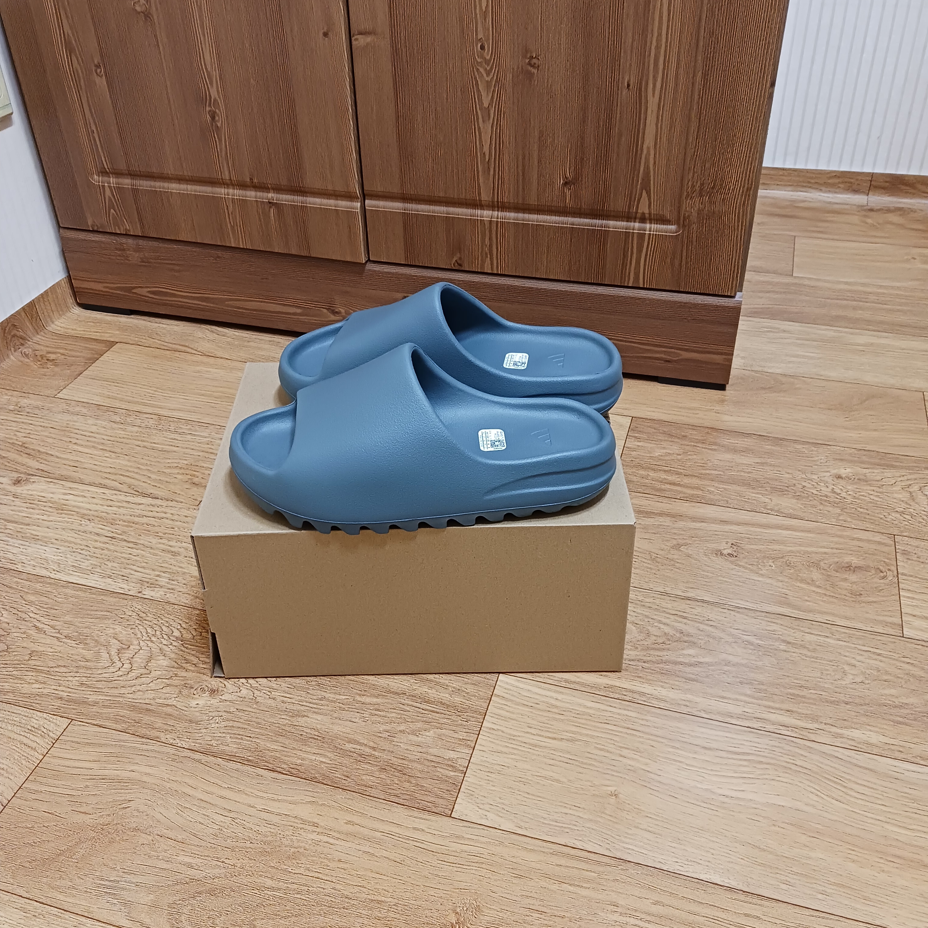 Adidas Yeezy Slide Slate Marine 착용 스타일