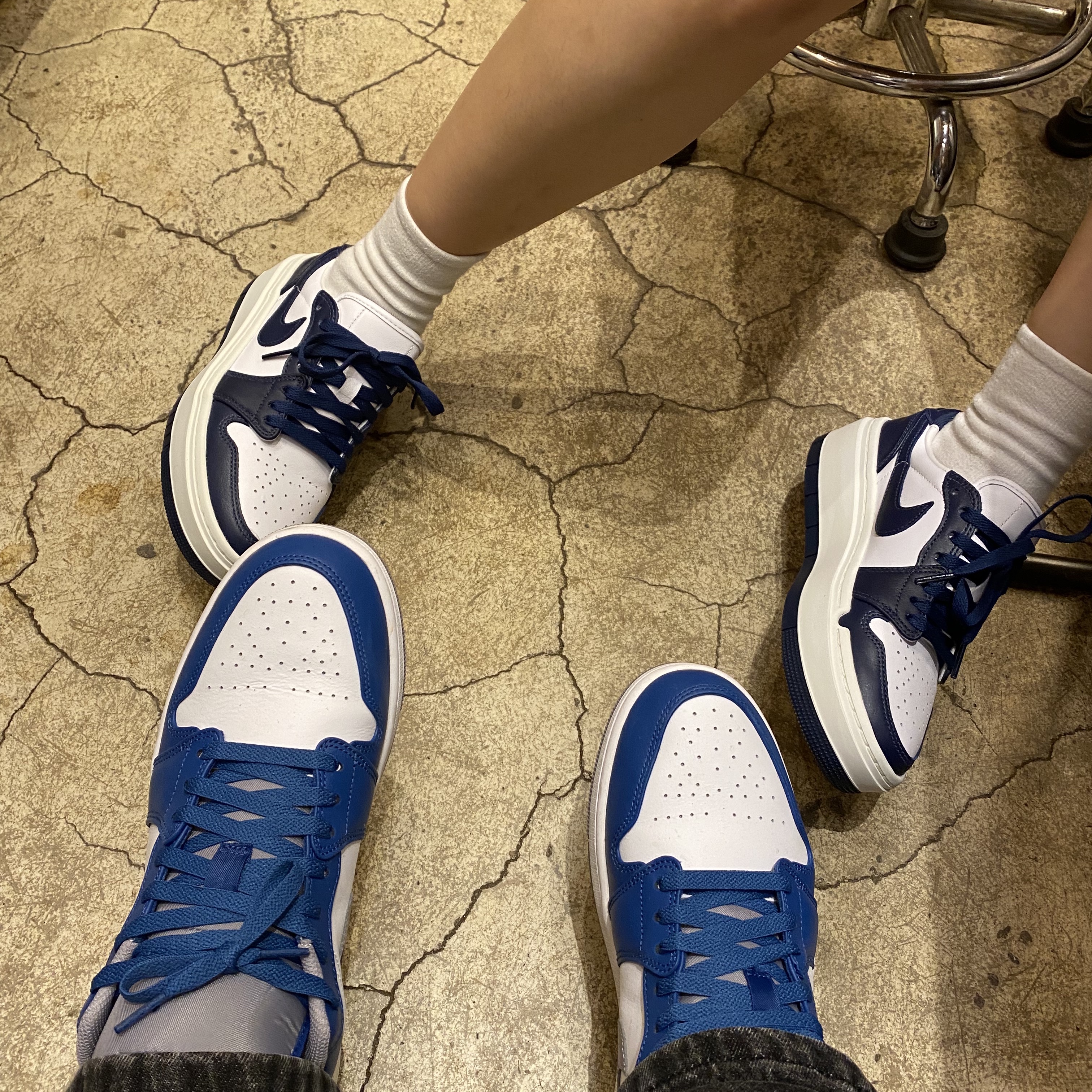 (W) Jordan 1 Elevate Low Midnight Navy, Jordan 1 Low True Blue Cement Grey 착용 스타일 - 1