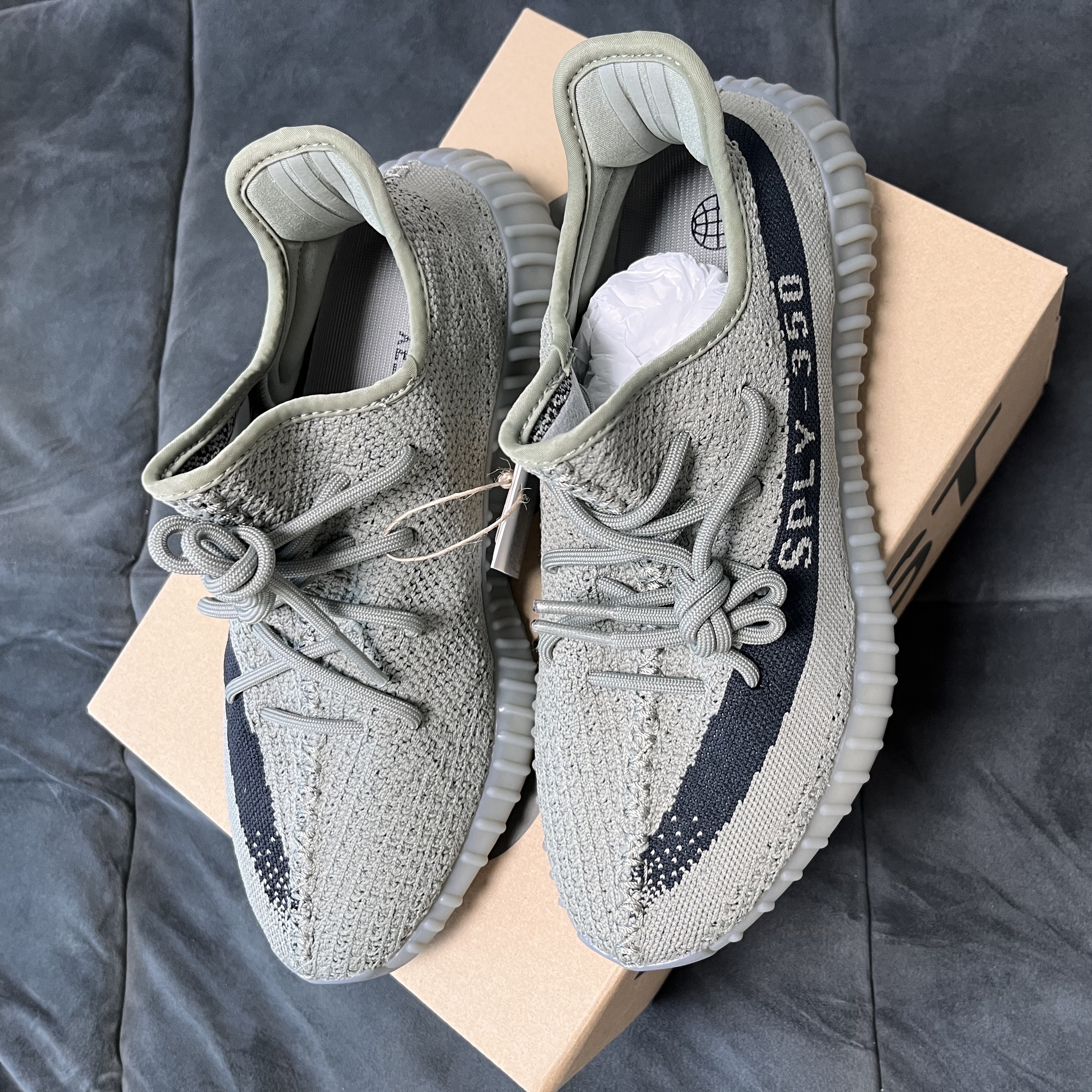 Adidas Yeezy Boost 350 V2 Granite Core Black 착용 스타일 - 2