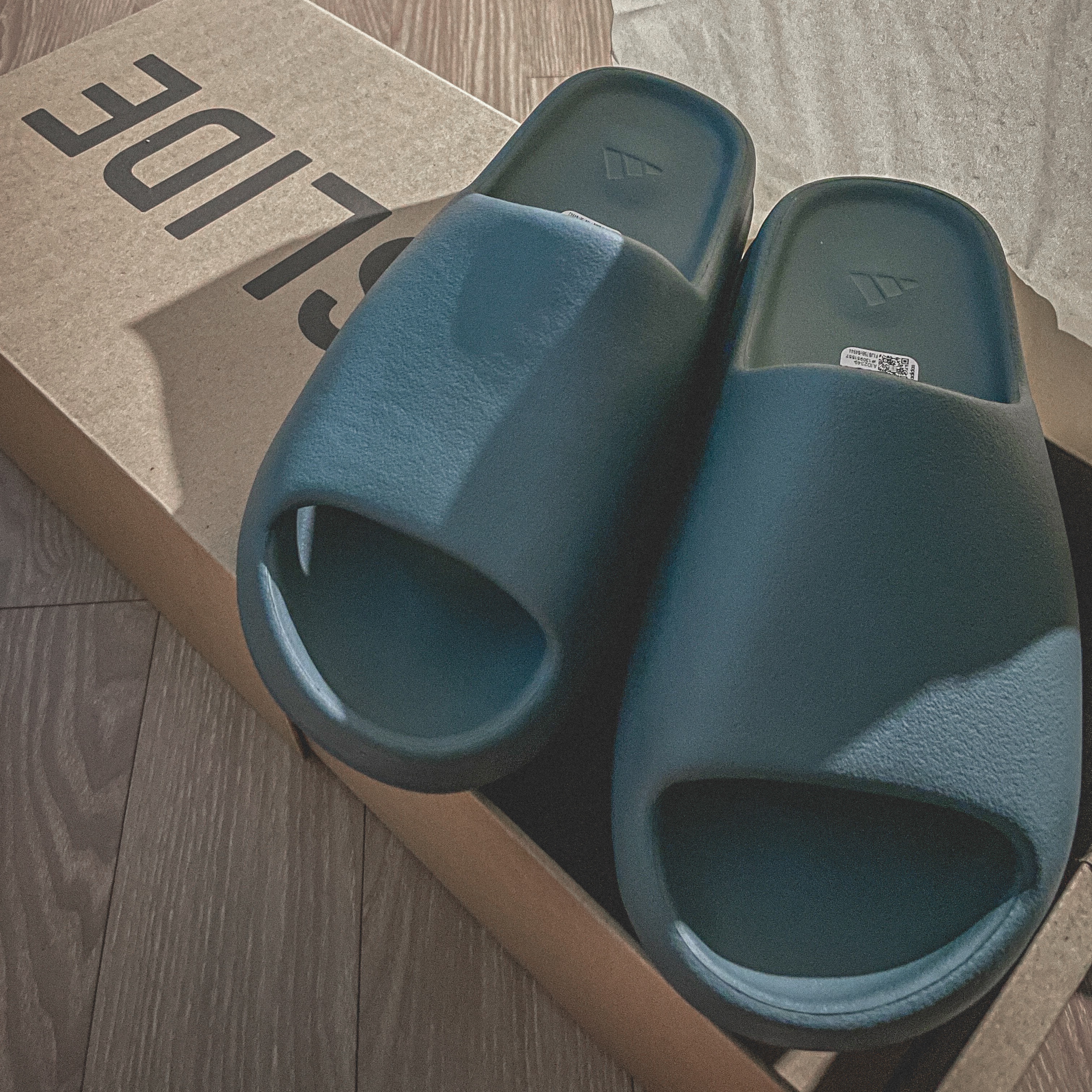 Adidas Yeezy Slide Slate Marine 착용 스타일