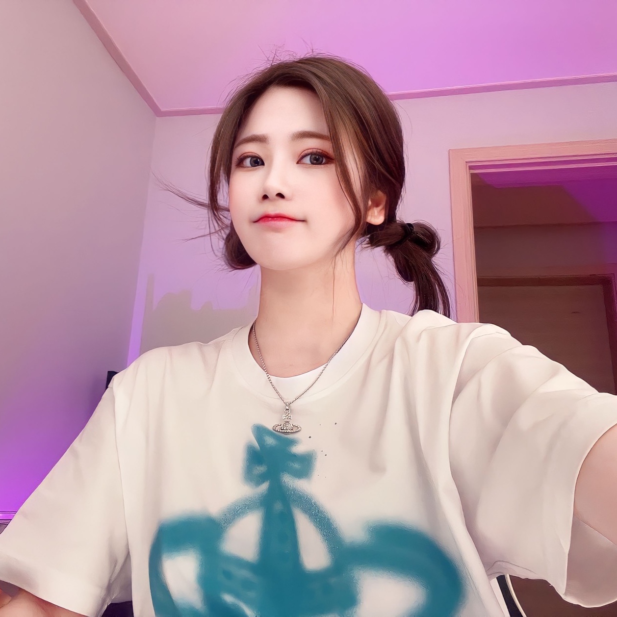 Vivienne Westwood Spray Orb Cotton T-Shirt White 착용 스타일 - 2