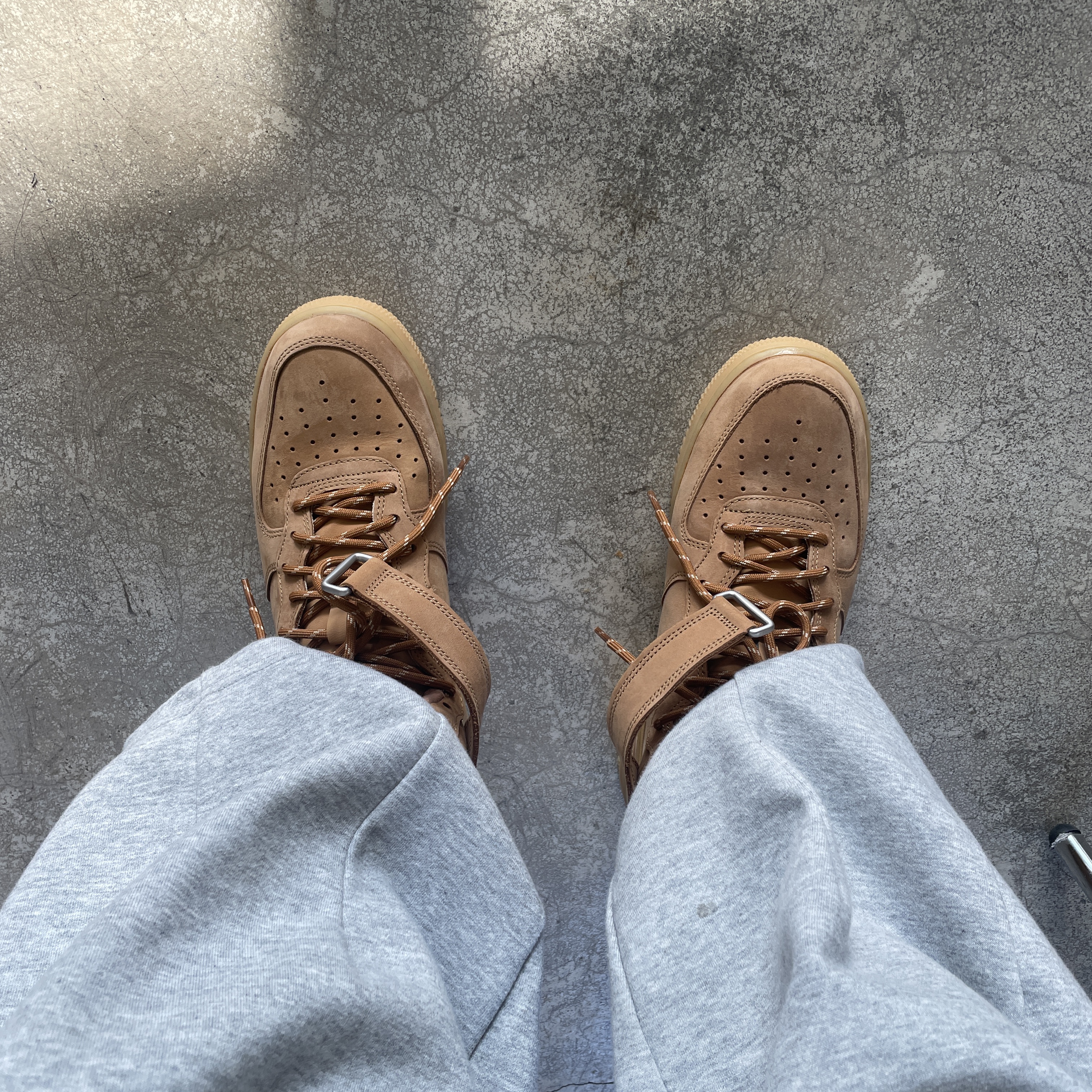 Nike Air Force 1 Mid '07 WB Flax 착용 스타일