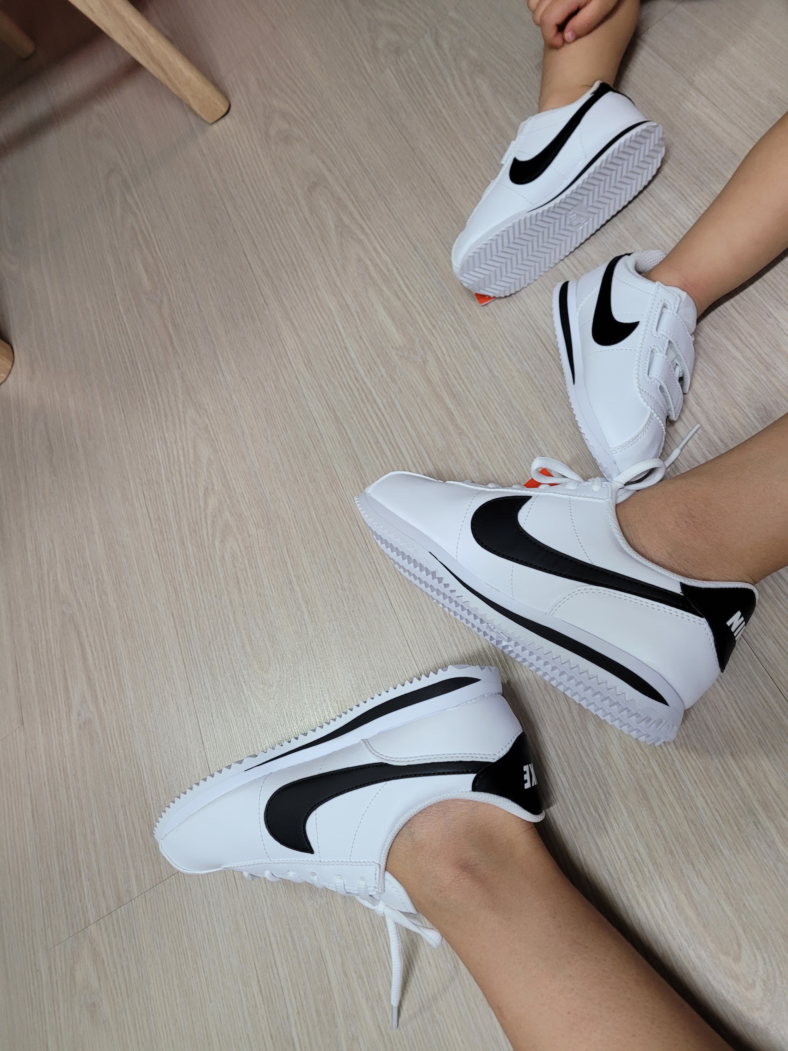 (W) Nike Classic Cortez Leather White Black, (GS) Nike Cortez Basic SL White Black 착용 스타일