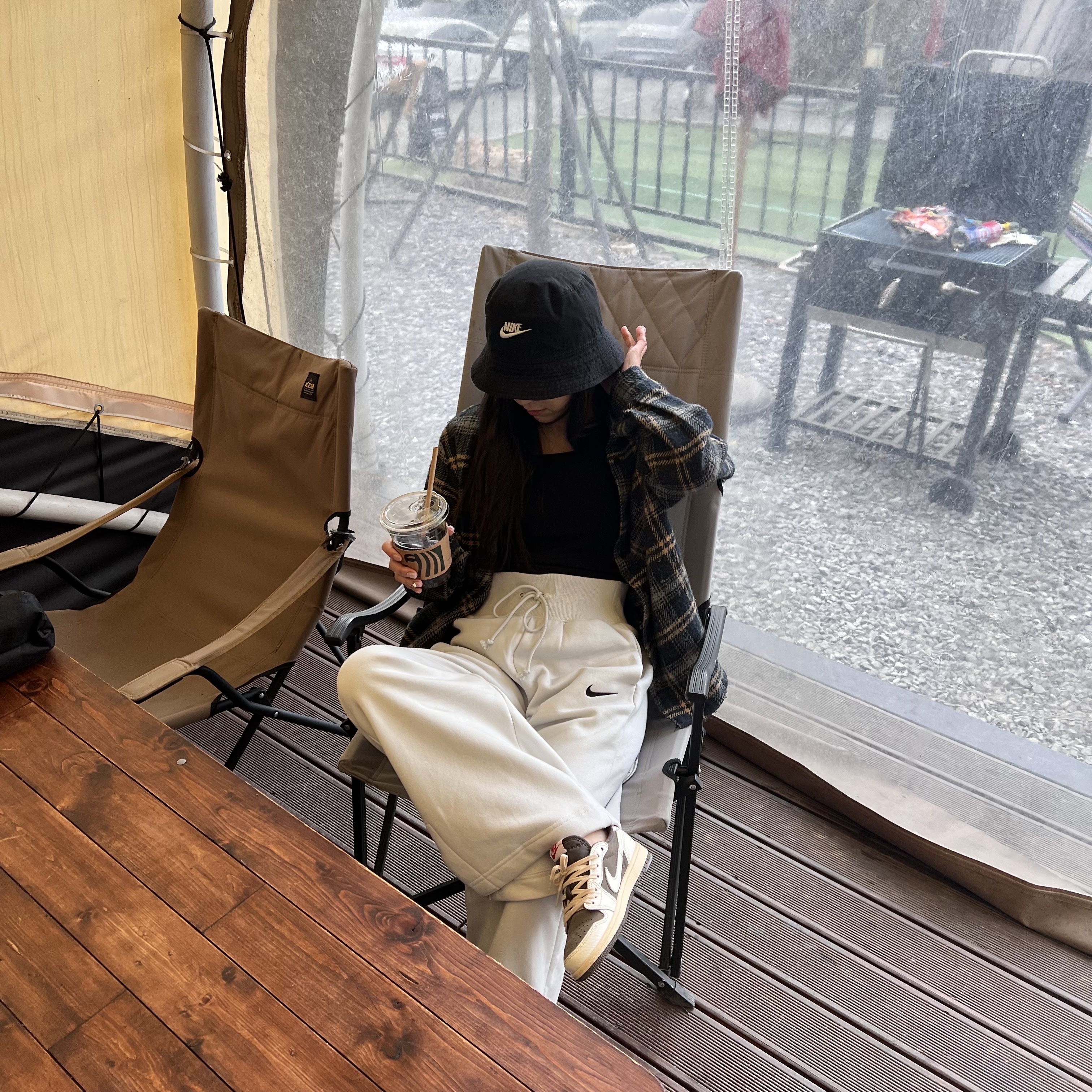 (W) Nike NSW Club Fleece Mid Rise Wide Leg Sweatpants Sanddrift White - Asia, Nike Futura Washed Bucket Hat Black 착용 스타일 - 3