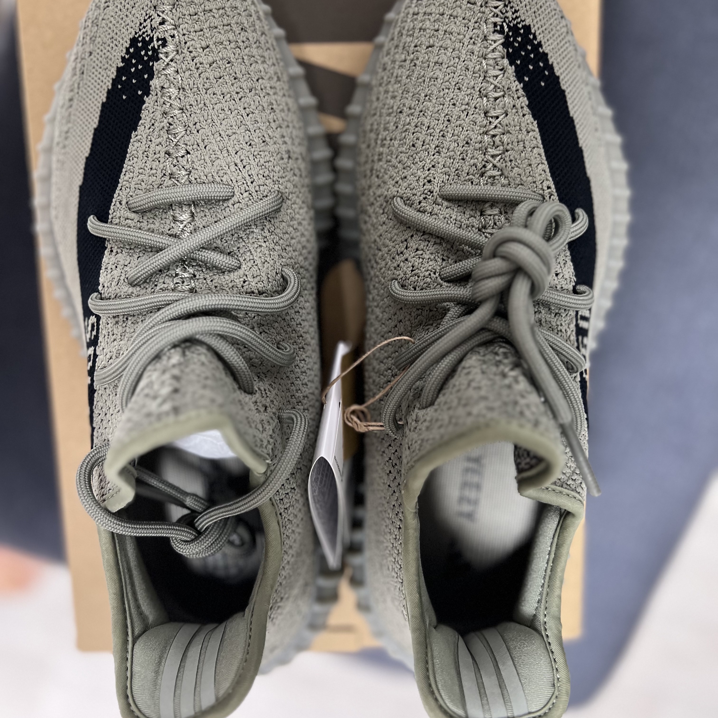 Adidas Yeezy Boost 350 V2 Granite Core Black 착용 스타일 - 1