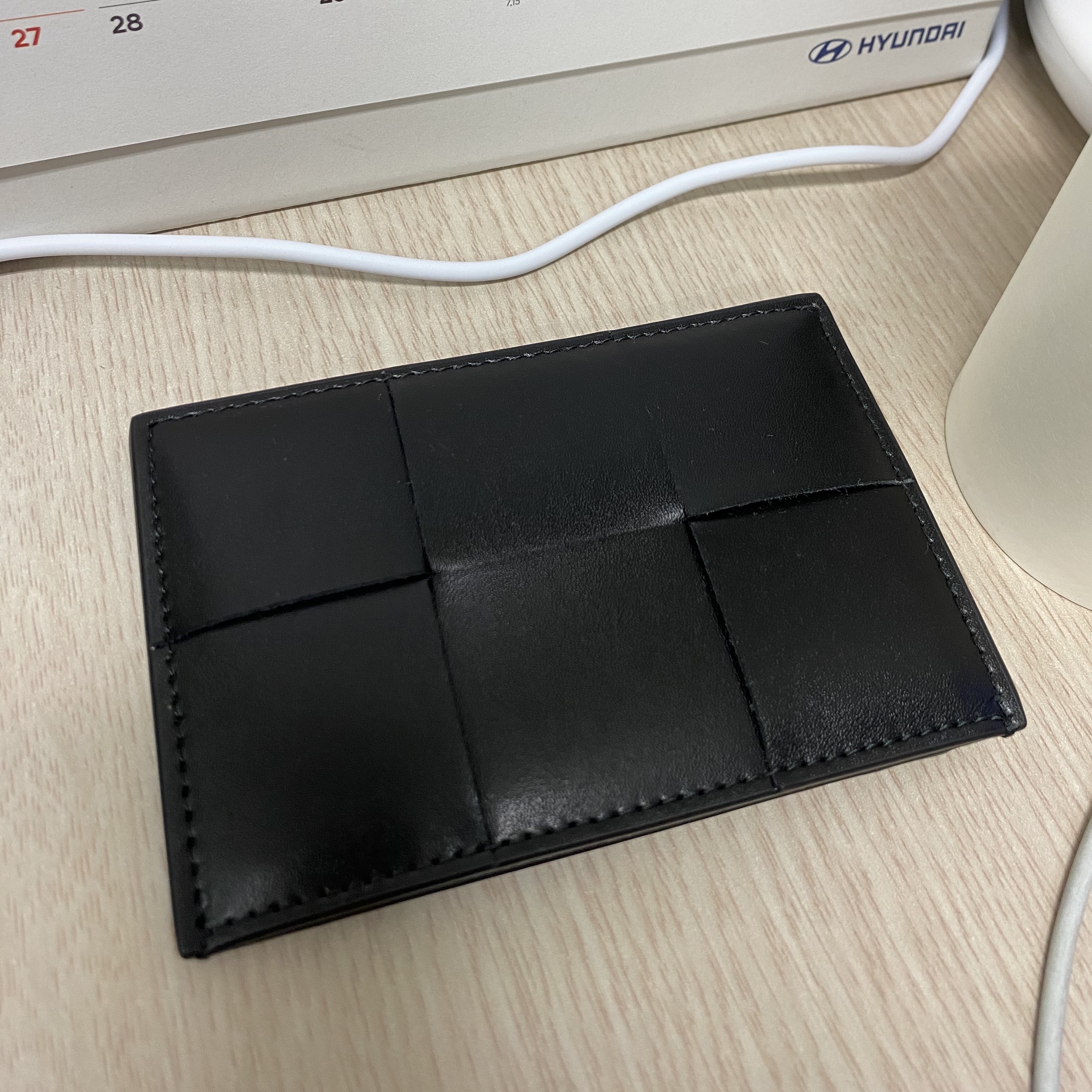 Bottega Veneta Credit Card Case Calfskin Black 착용 스타일