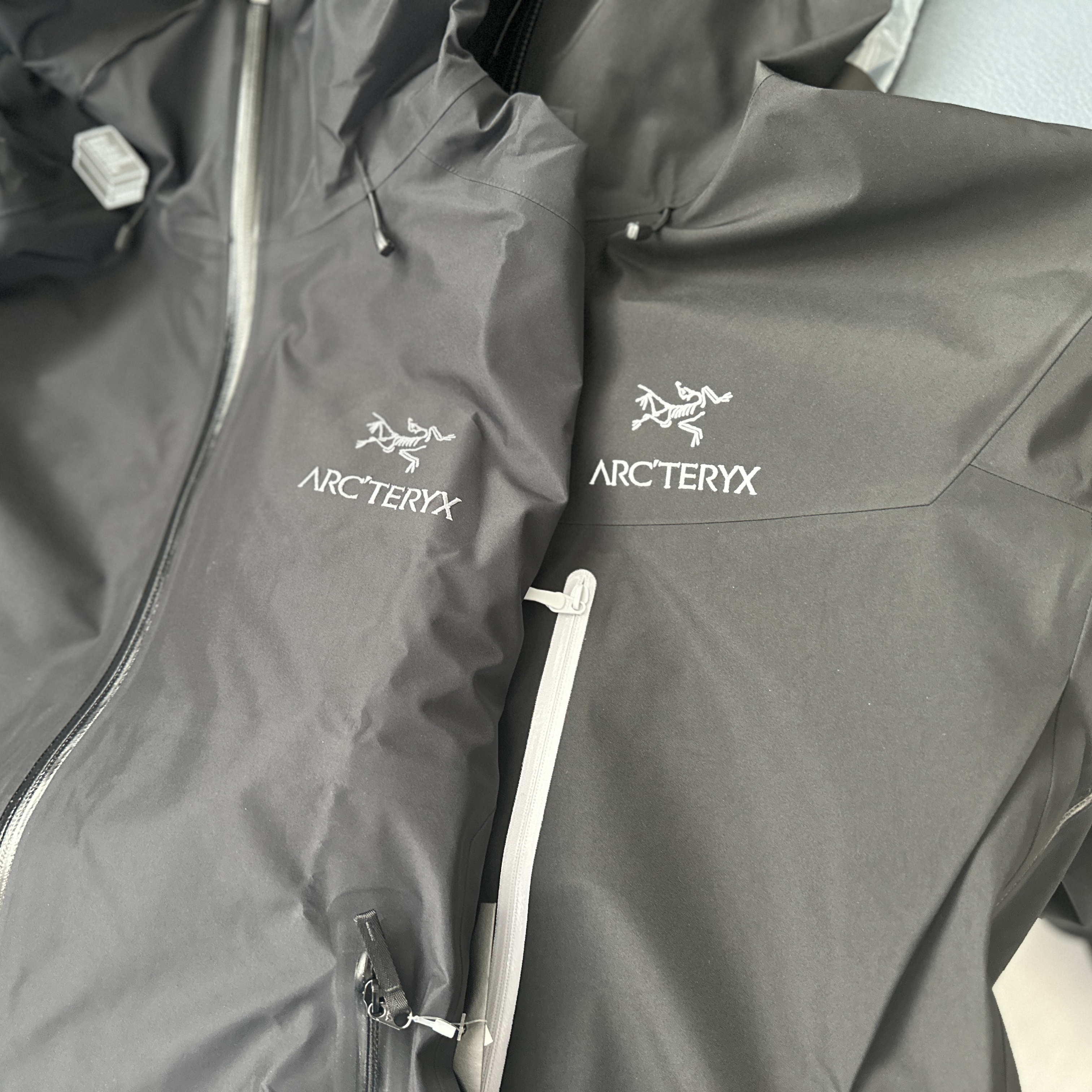 Arc'teryx Alpha SV Jacket Orca, Arc'teryx Beta LT Jacket Black 착용 스타일 - 2
