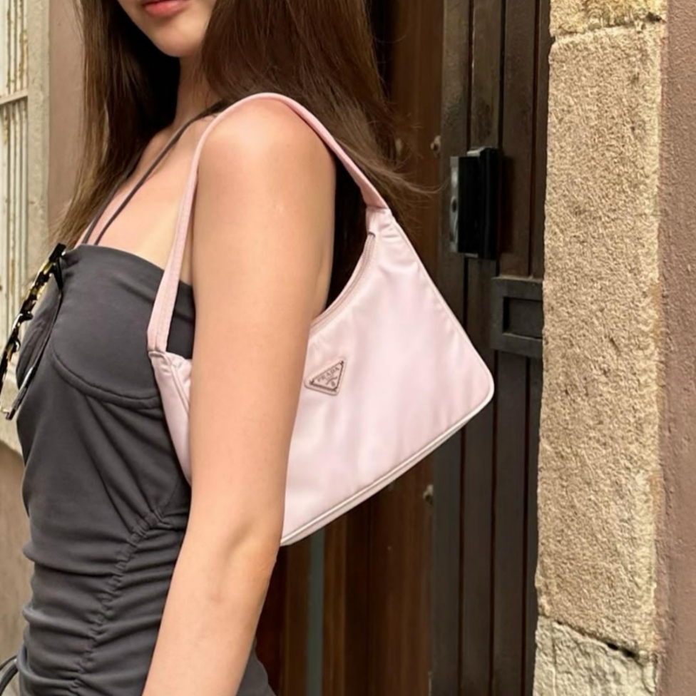 Prada Re-Nylon Re-Edition 2000 Mini Bag Alabaster Pink 착용 스타일 - 2