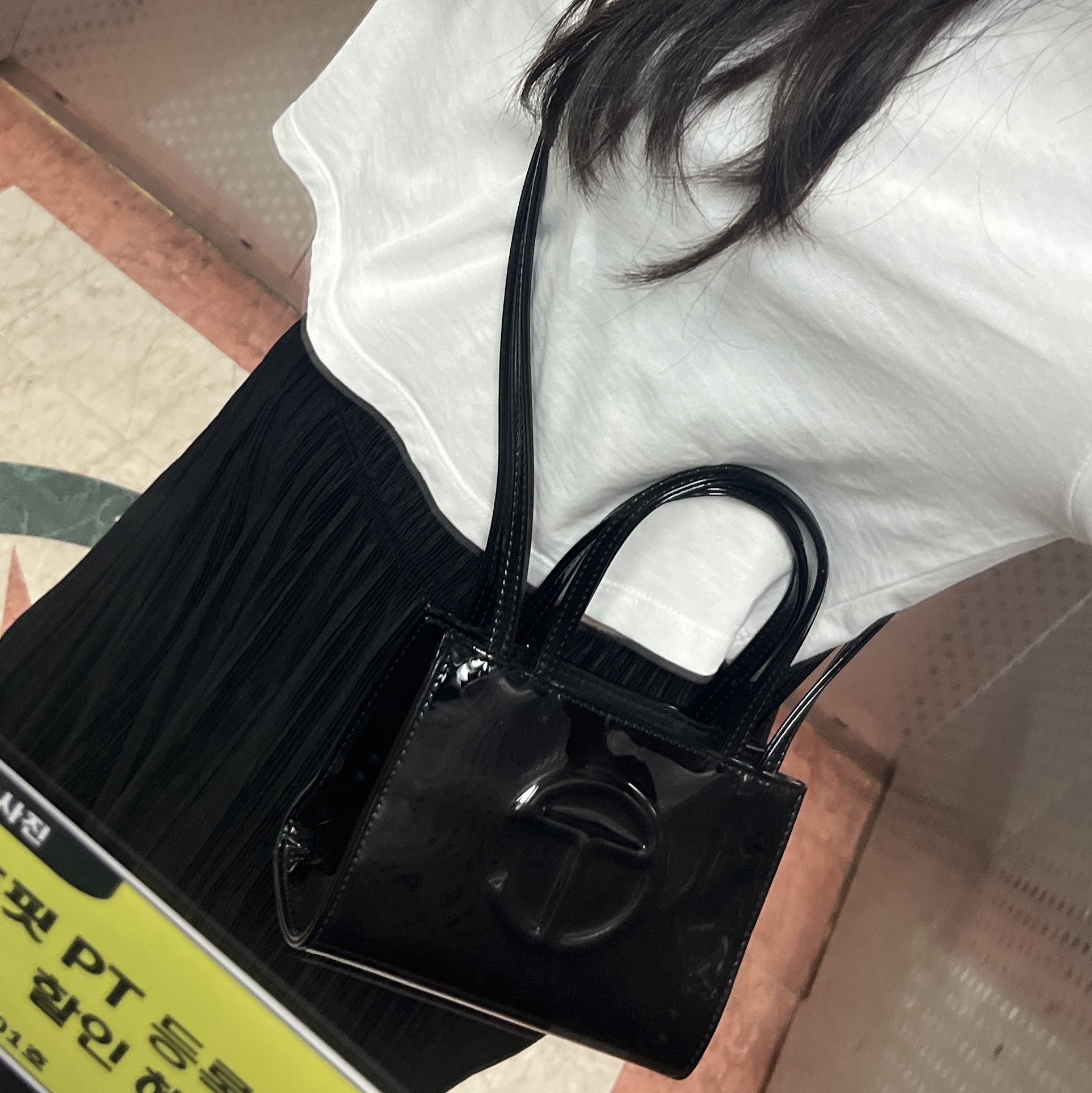 Telfar Small Patent Shopping Bag Black 착용 스타일