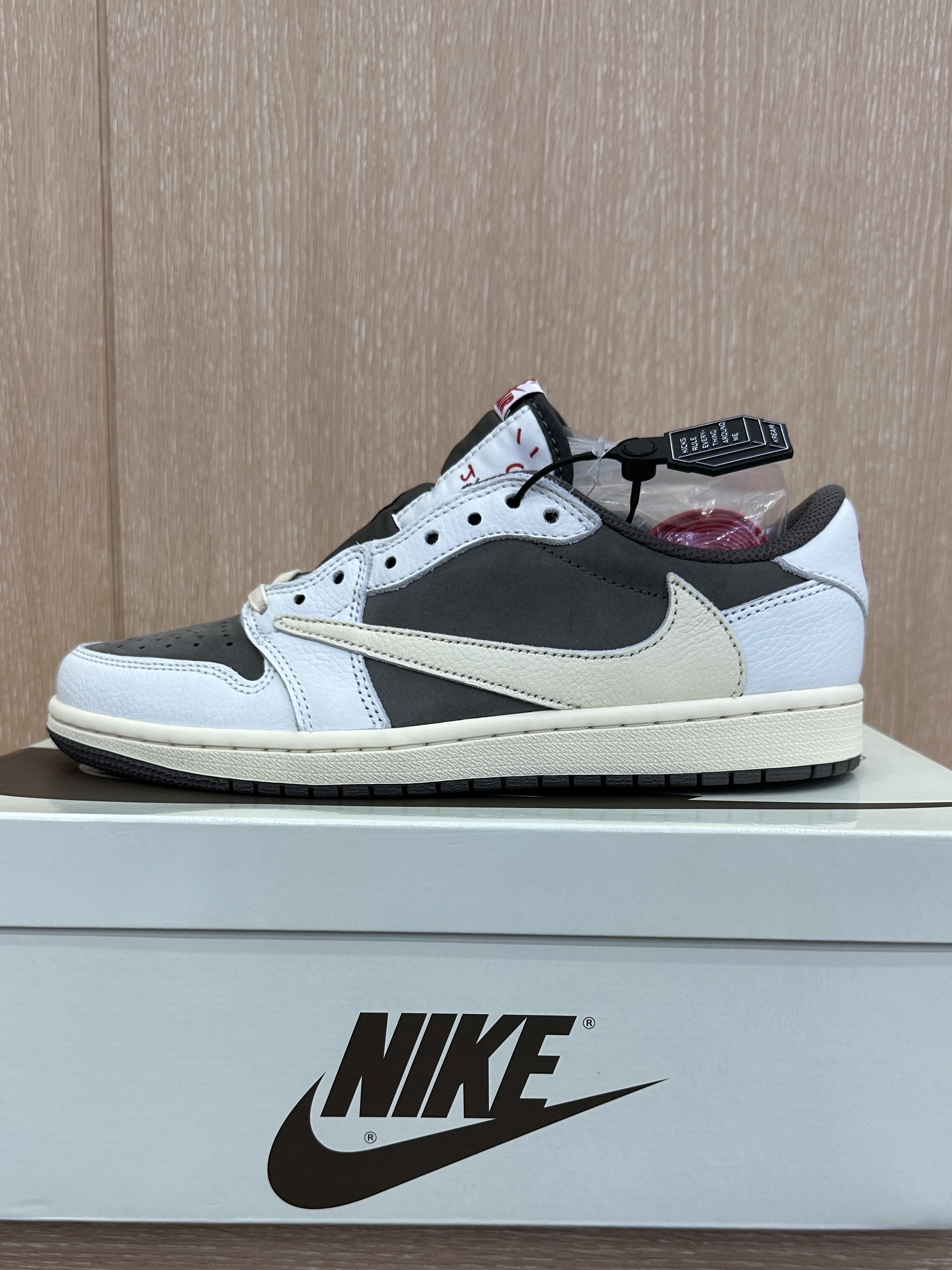 Jordan 1 x Travis Scott Retro Low OG SP Sail and Ridgerock 착용 스타일 - 4