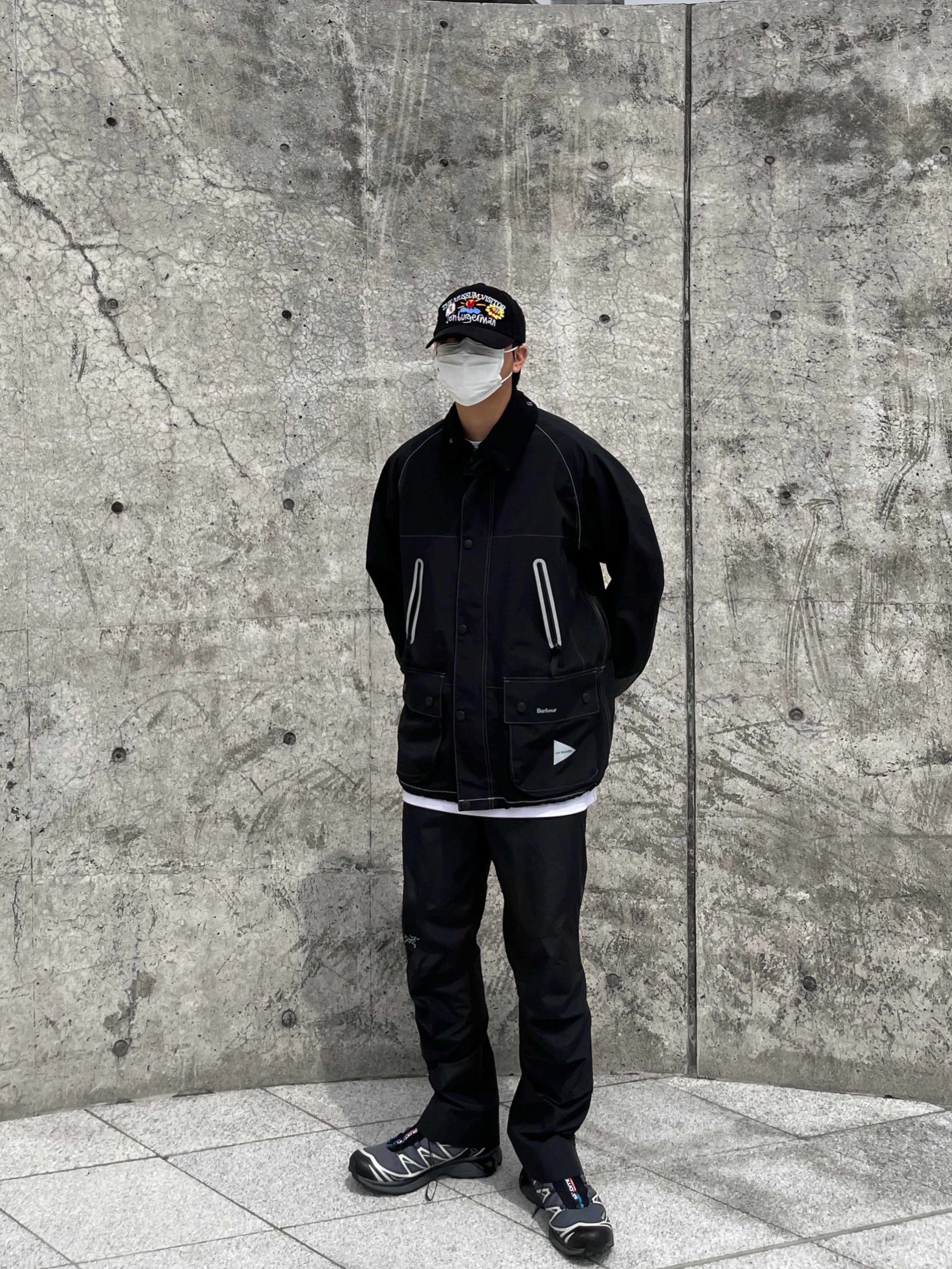 Barbour x And Wander 3L Jacket Black, The Museum Visitor x Jon Burgerman Pinky Winky & Charlie Ball Cap Black 착용 스타일 - 3