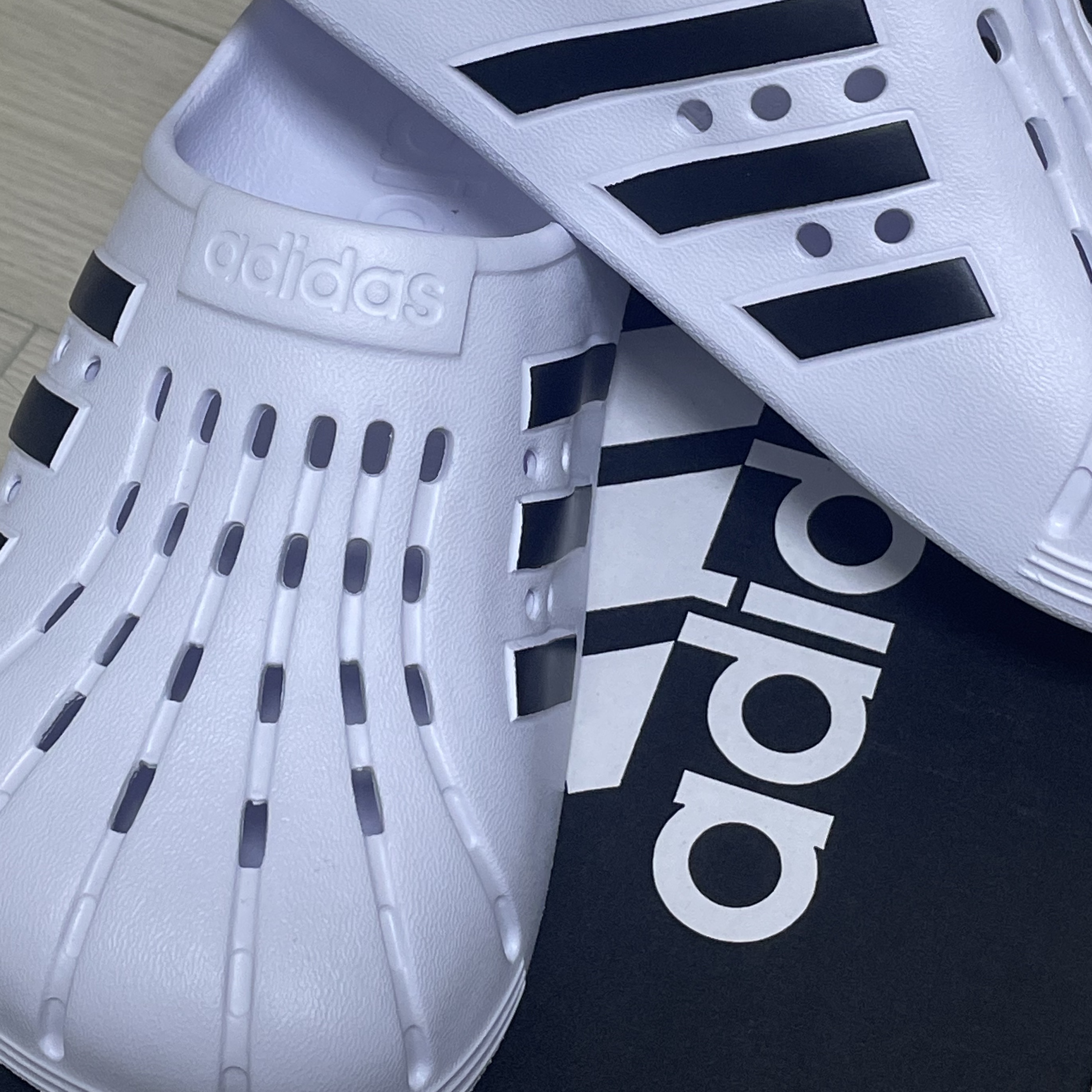 Adidas Adilette Clog White Black 착용 스타일