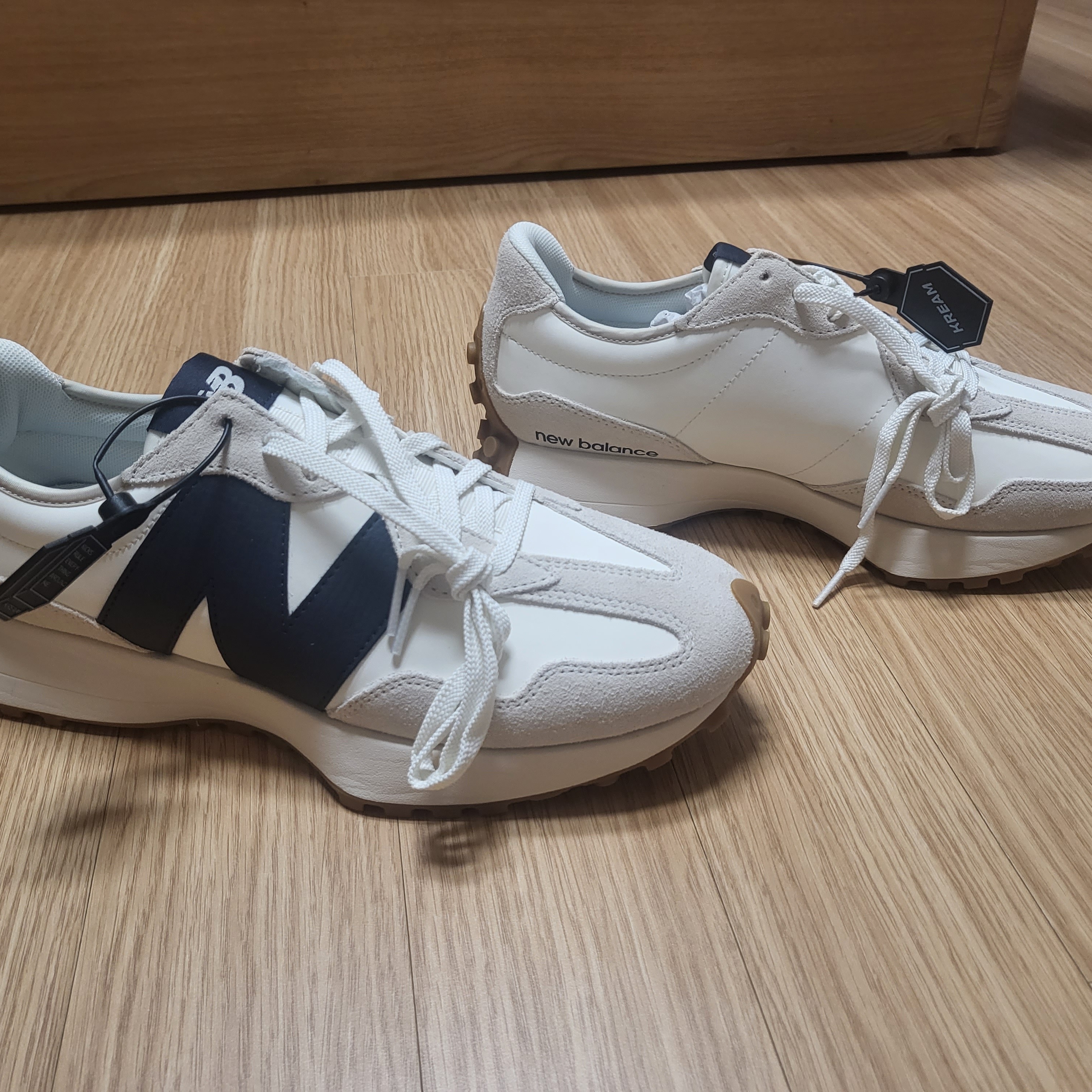 (W) New Balance 327 Beige Gum 착용 스타일 - 1