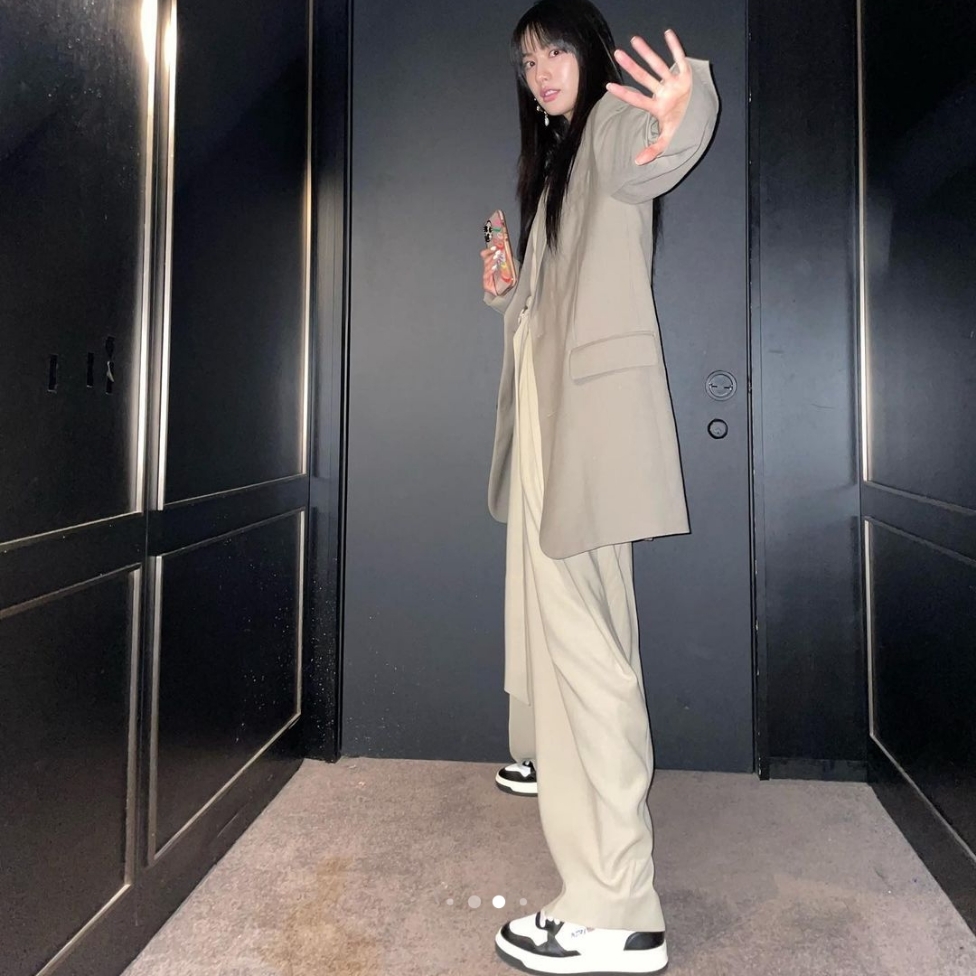 (W) Autry Medalist Low Leather Sneakers Black White 착용 스타일