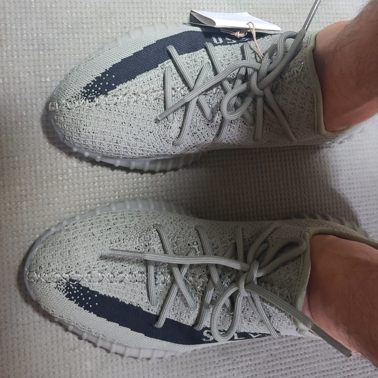 Adidas Yeezy Boost 350 V2 Granite Core Black 착용 스타일 - 4