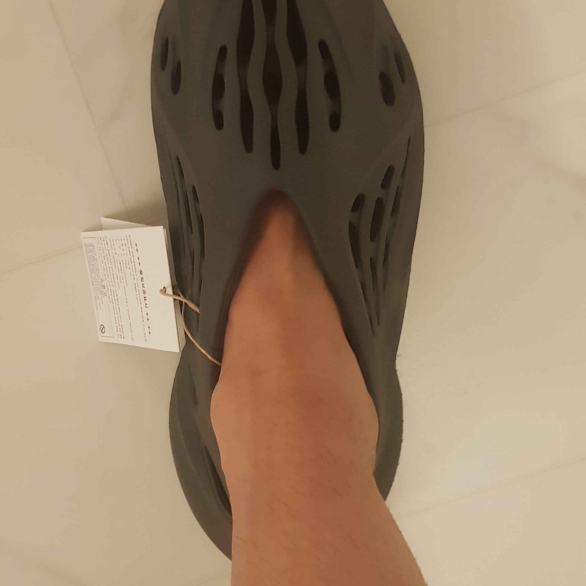 Adidas Yeezy Foam RNNR Carbon 착용 스타일 - 5