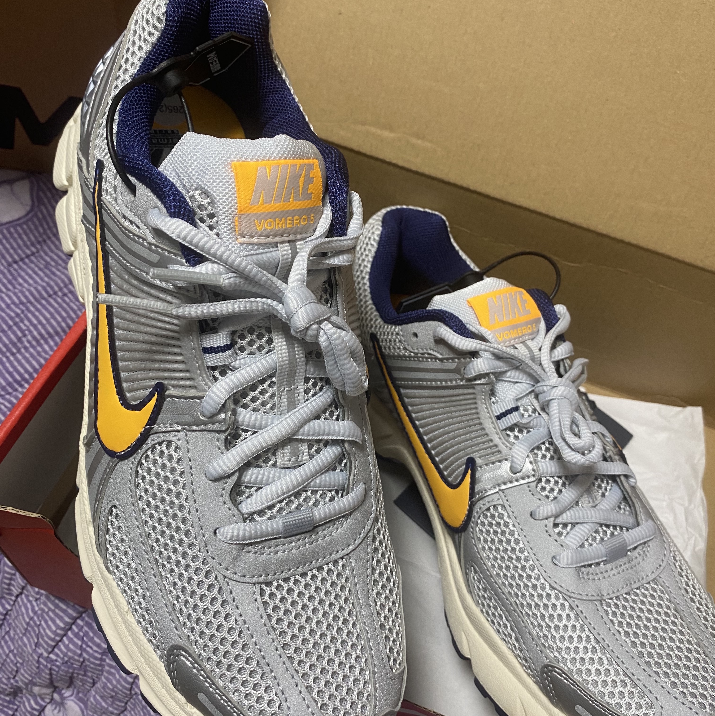 Nike Zoom Vomero 5 Pure Platinum and Laser Orange 착용 스타일