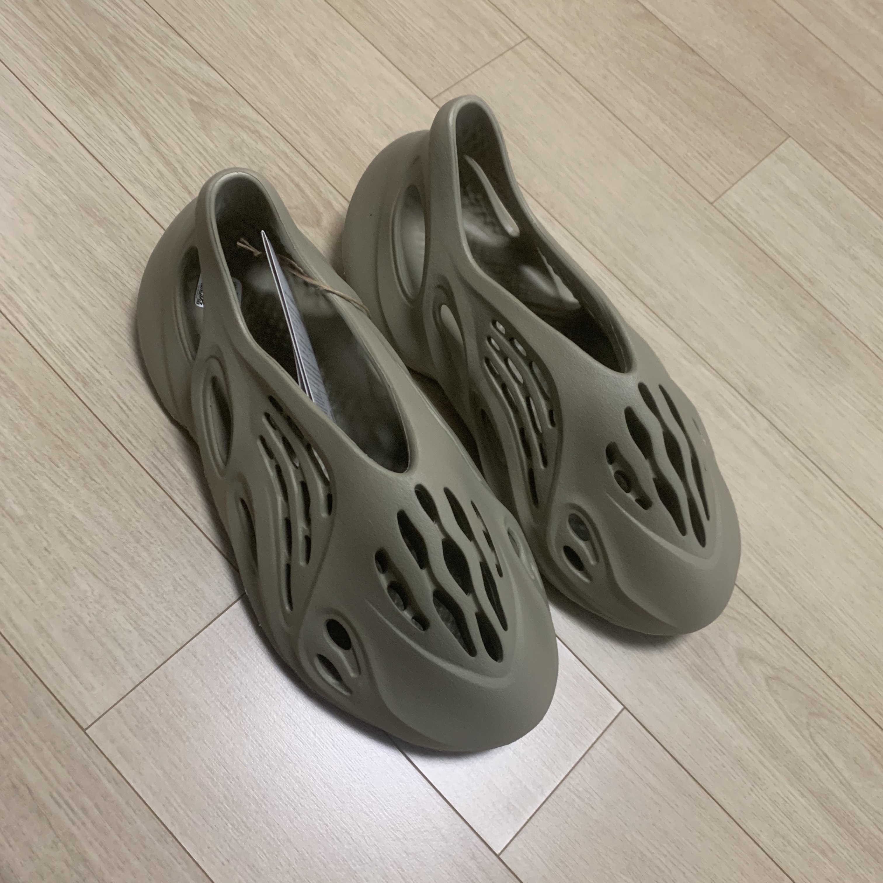 Adidas Yeezy Foam RNNR Stone Salt 착용 스타일 - 2