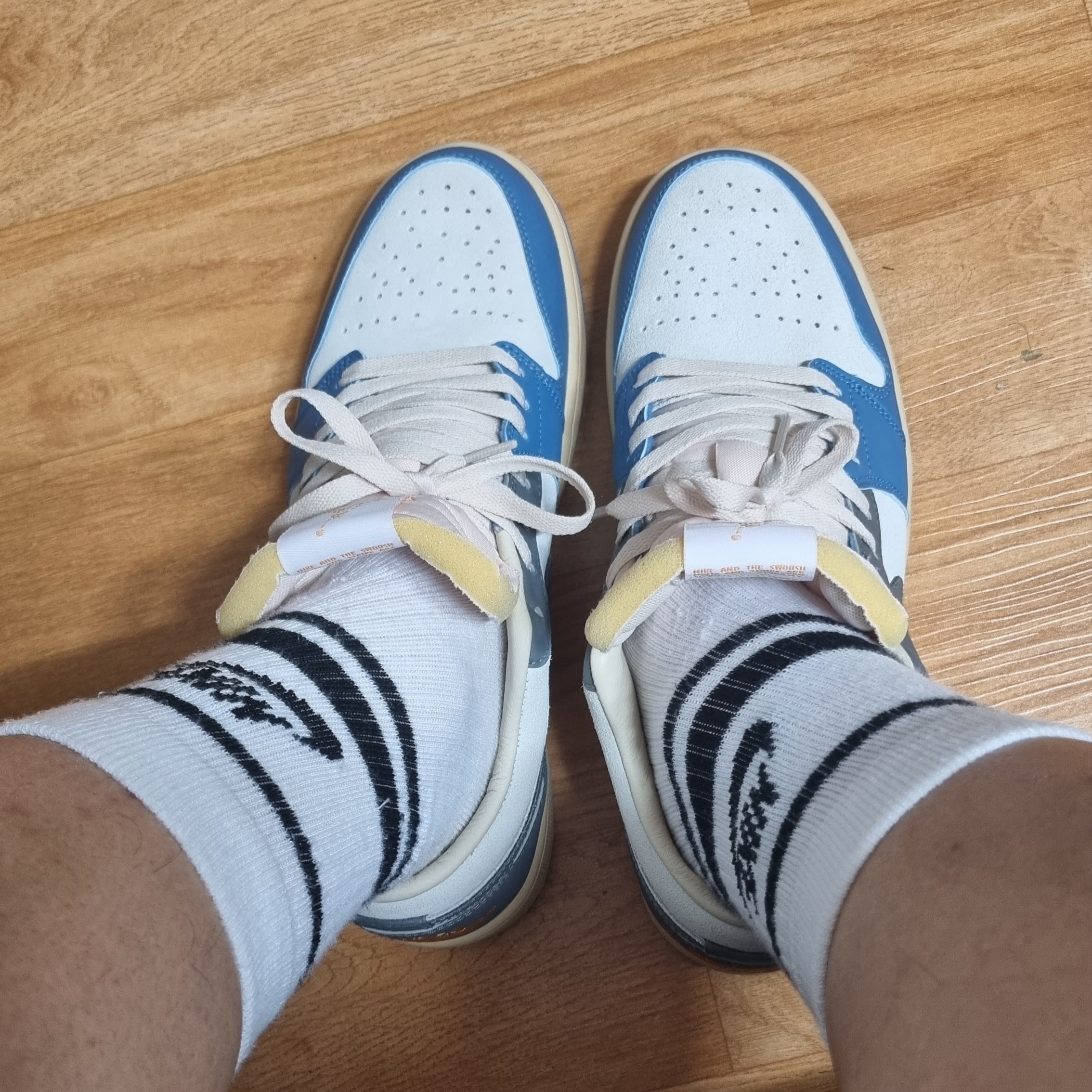 Jordan 1 Low SE Tokyo 96 착용 스타일 - 4