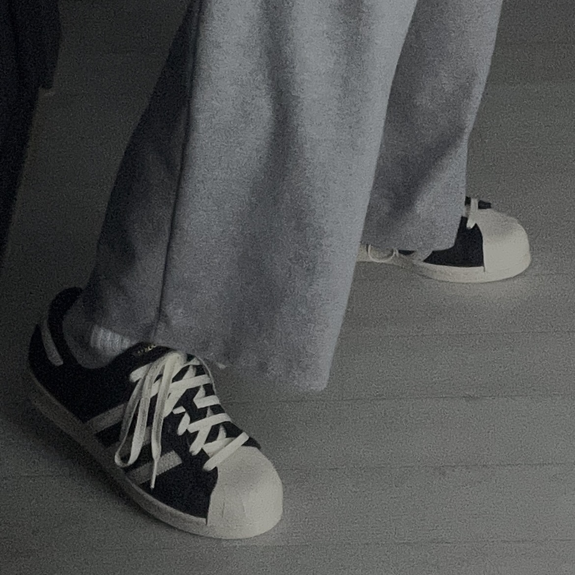 Adidas Superstar 82 Black White 착용 스타일 - 1