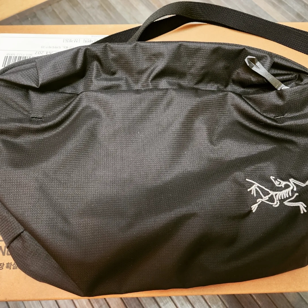 Arc'teryx Heliad 6 Crossbody Bag Black 착용 스타일 - 3