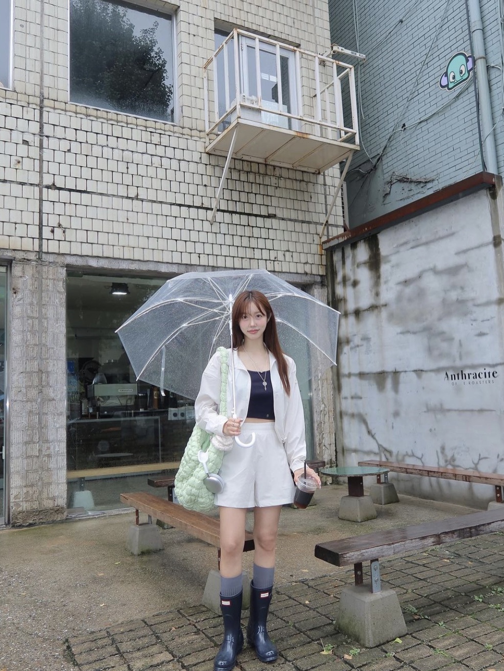 COS Quilted Oversized Shoulder Bag Green 착용 스타일