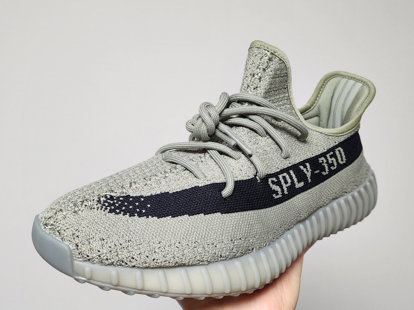 Adidas Yeezy Boost 350 V2 Granite Core Black 착용 스타일