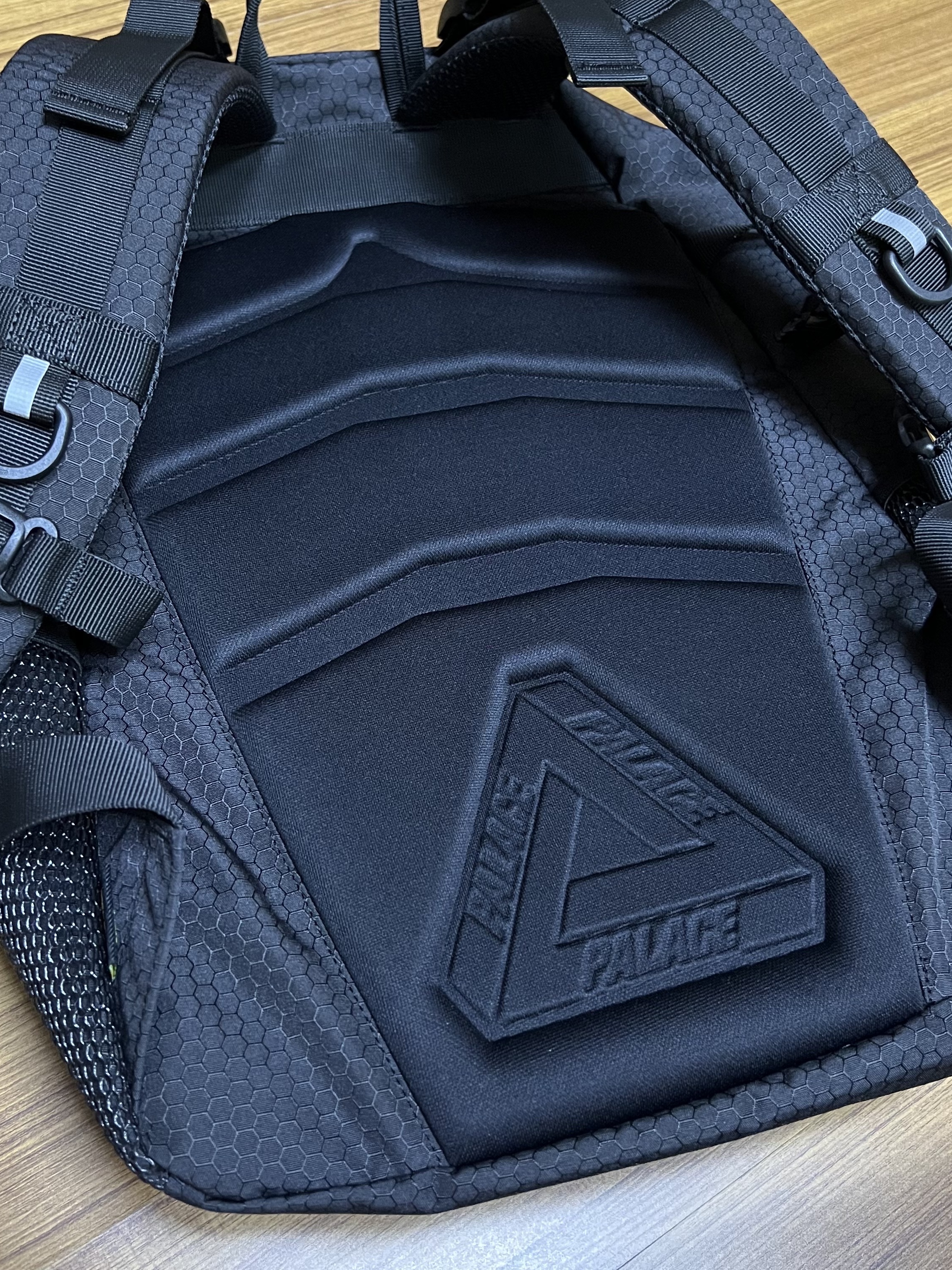 Palace Cordura Eco Hex Ripstop Backpack Black - 23FW 착용 스타일 - 3