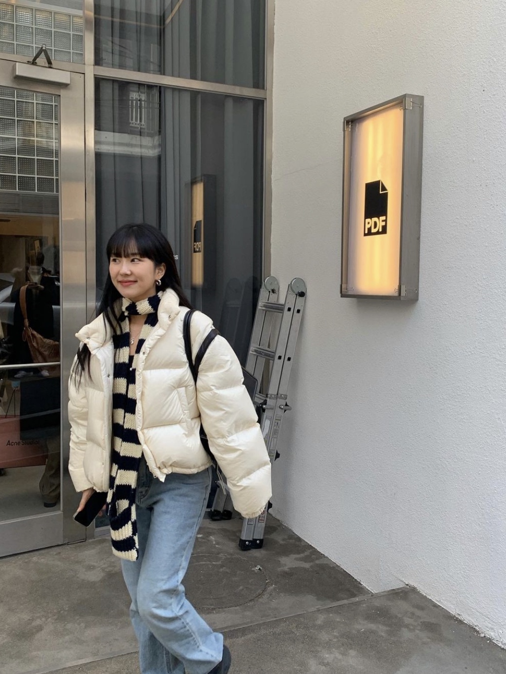 Open Yy Stripe Pocket Scarf Navy Cream, Open Yy Stripe Pocket Scarf Brown Beige 착용 스타일