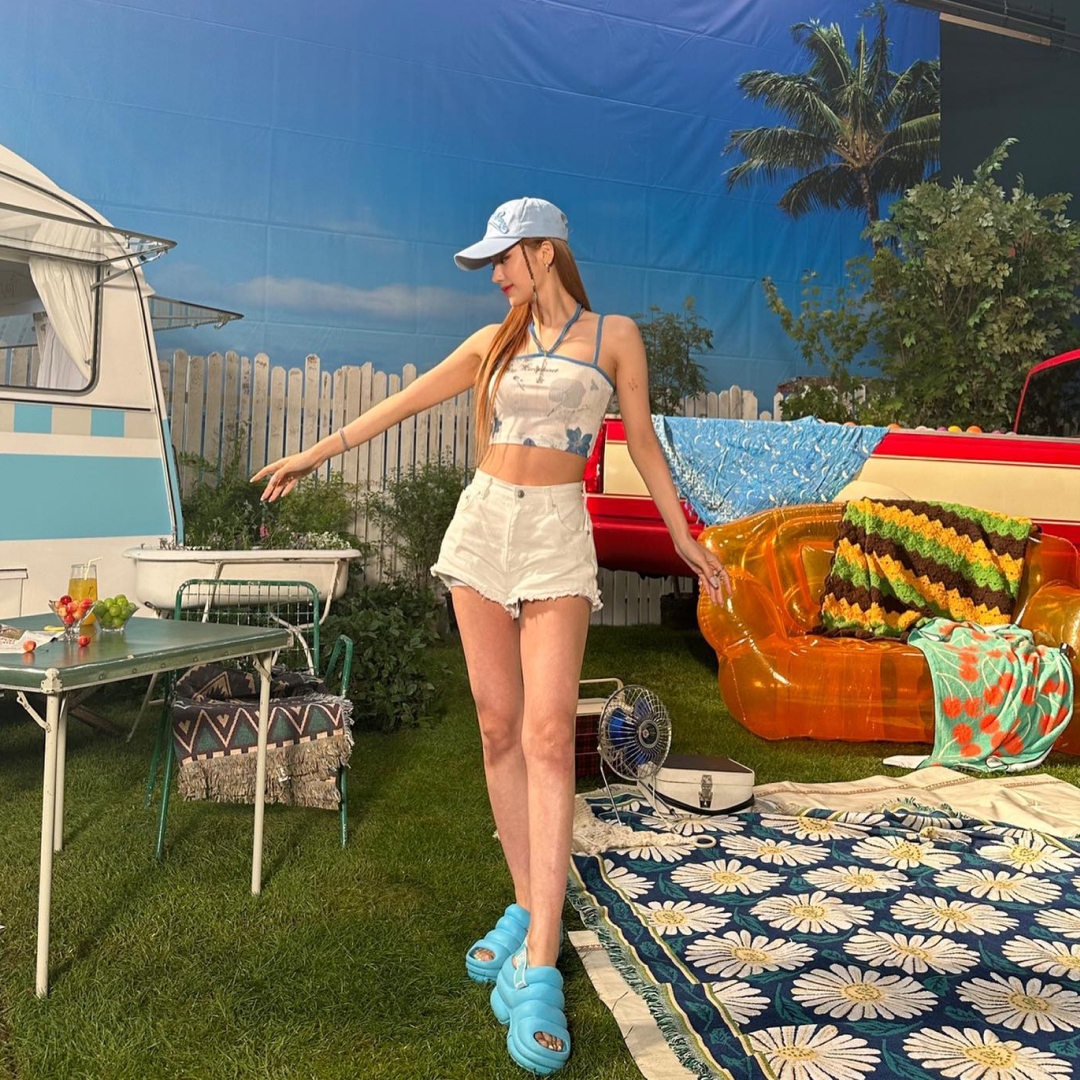 (W) UGG Aww Yeah Sandal Summer Sky 착용 스타일 - 2