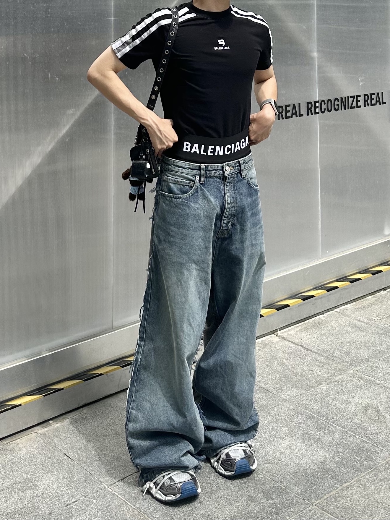 Balenciaga Hybrid Baggy Pants Light Blue, Balenciaga 3XL Sneakers Grey White Blue 착용 스타일